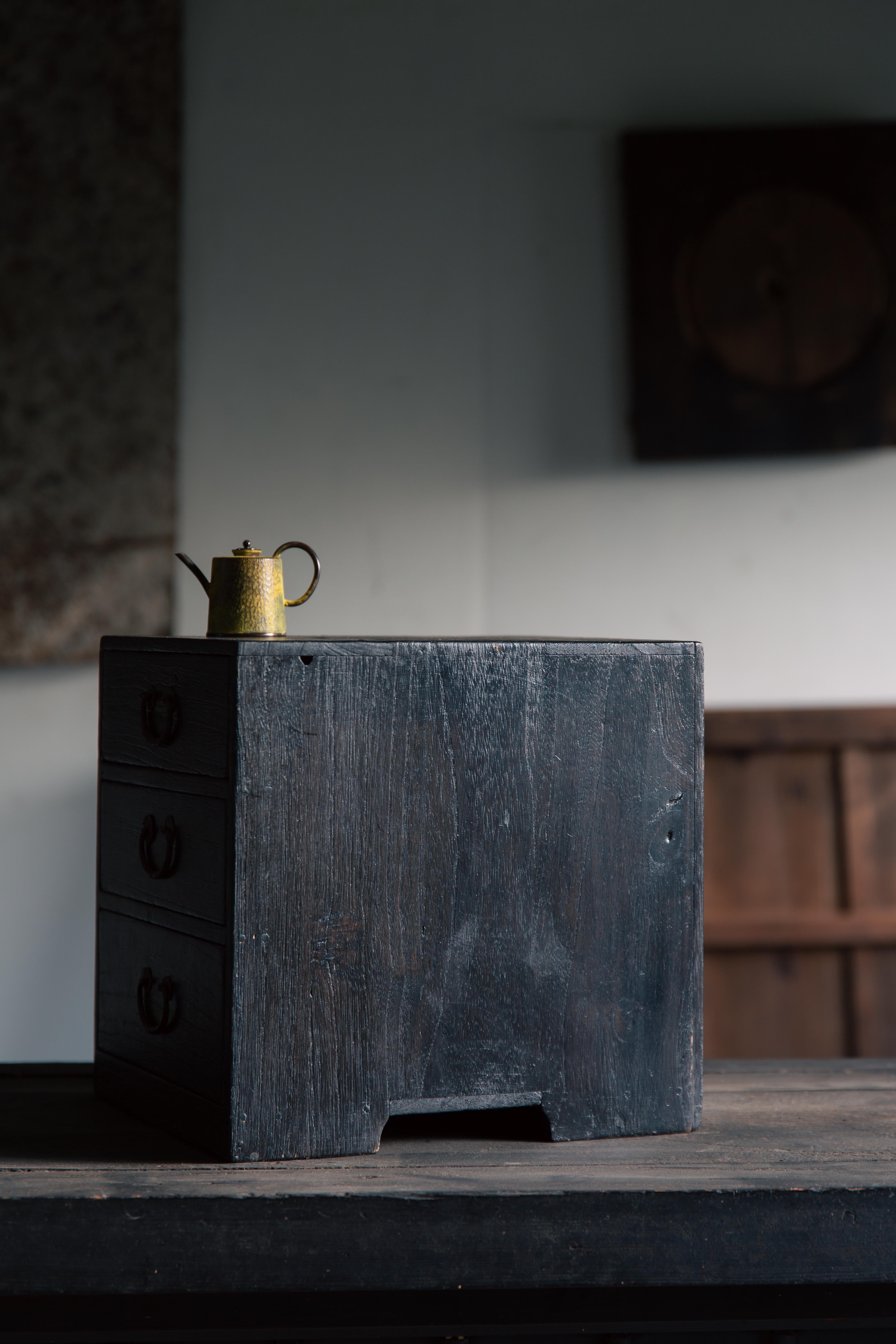 Japanese vintage urushi small Kiri tansu box chest of drawers, wabi sabi mingei In Good Condition For Sale In 常陸大宮市, JP