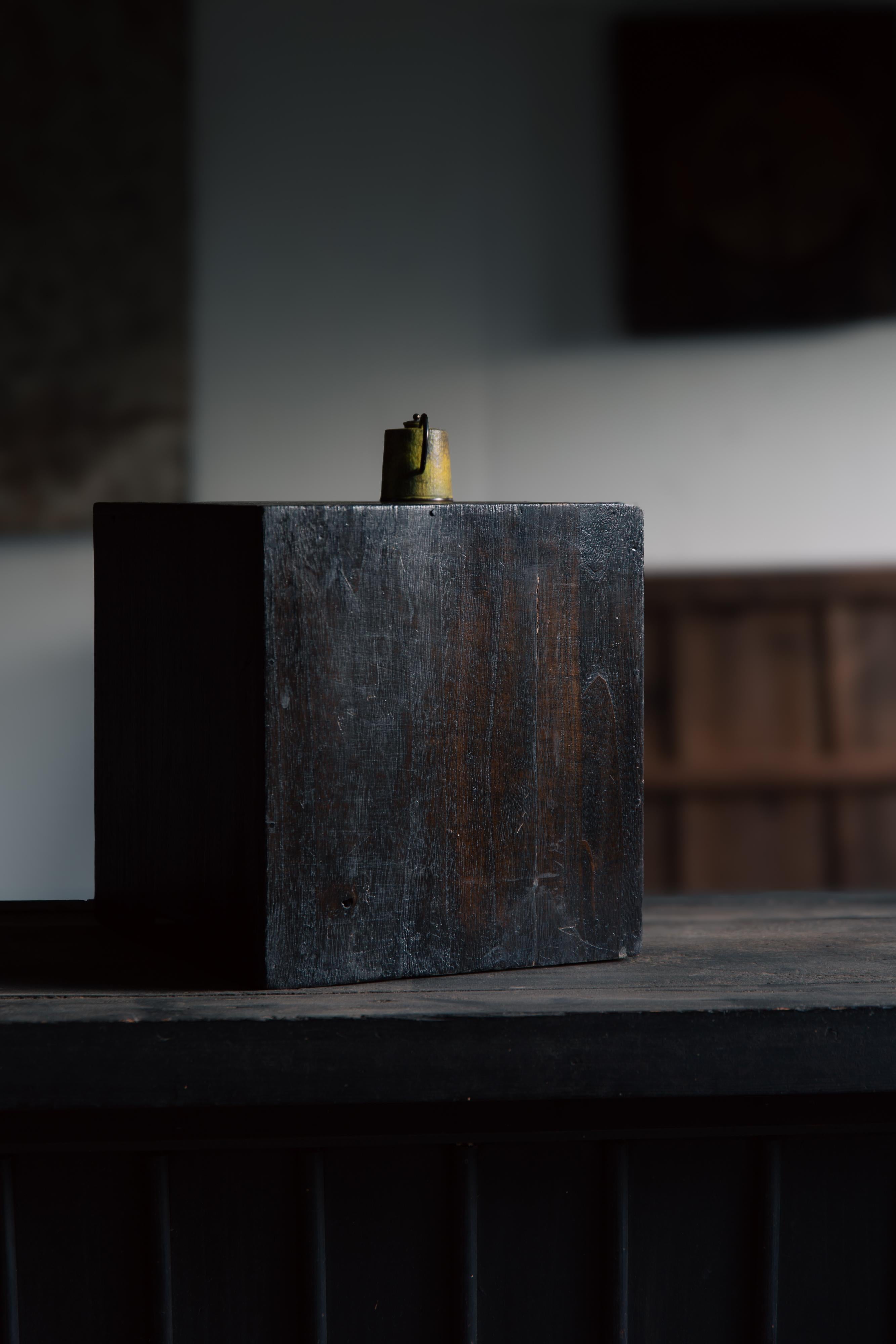 Kleine japanische Vintage urushi-Kommode Kiri Tansu mit Schubladenschrank, wabi sabi mingei (Holzarbeit) im Angebot