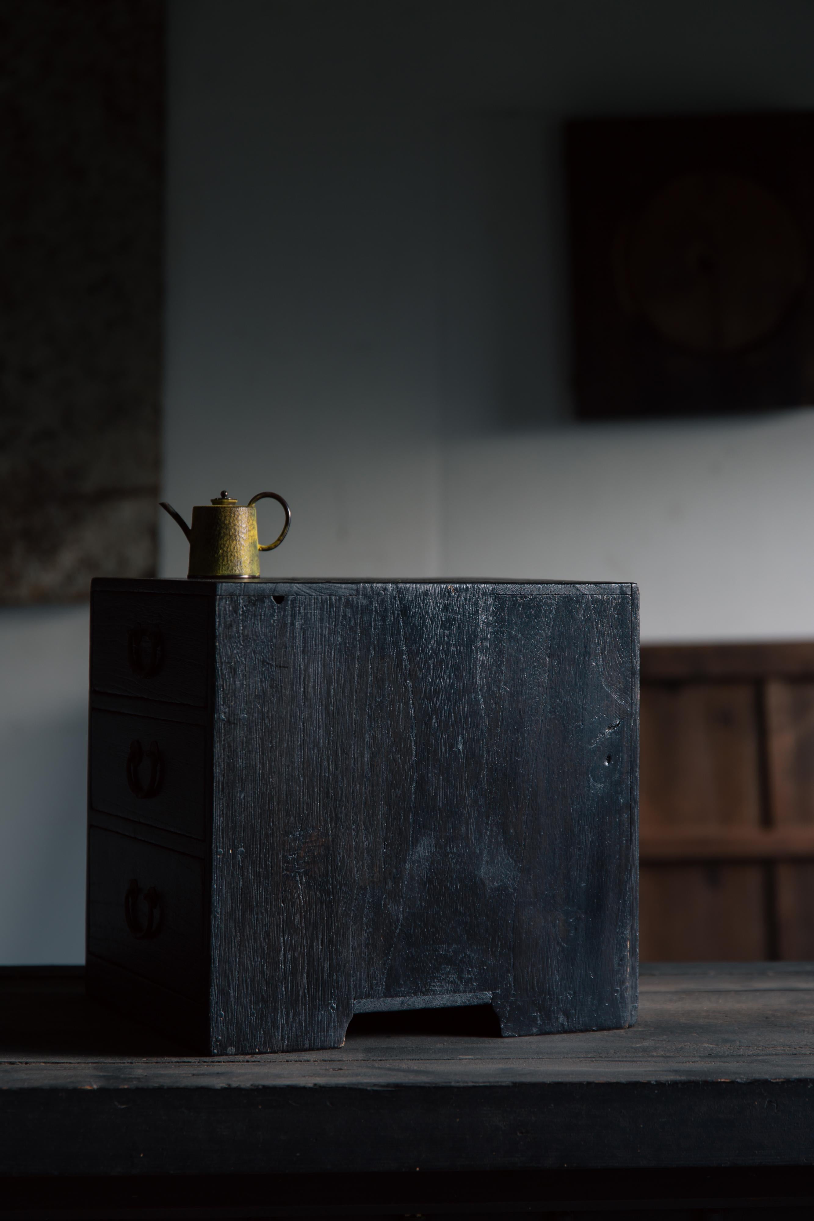 Kleine japanische Vintage urushi-Kommode Kiri Tansu mit Schubladenschrank, wabi sabi mingei im Zustand „Gut“ im Angebot in 常陸大宮市, JP