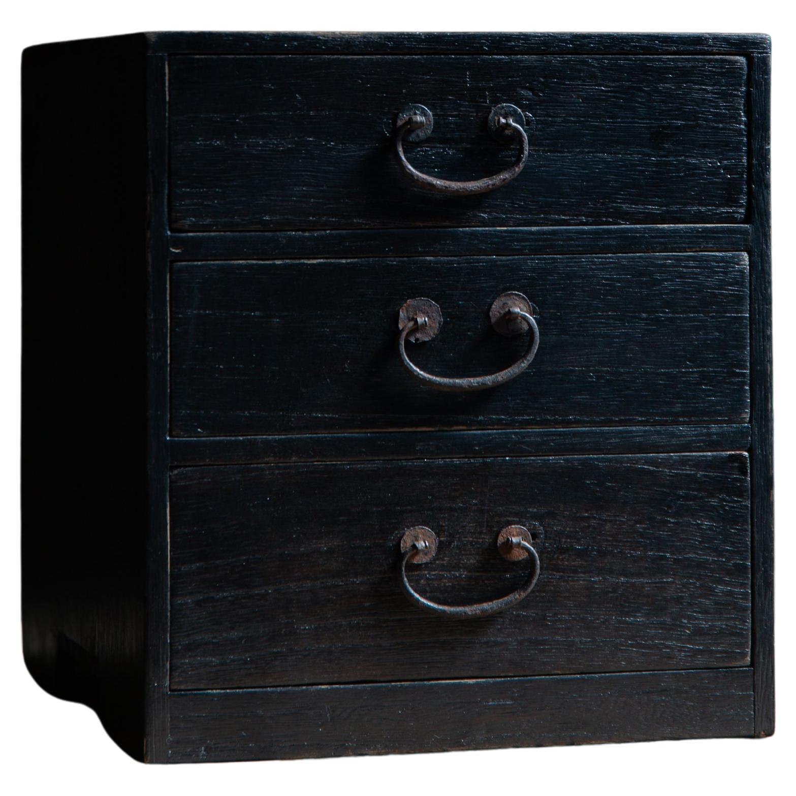 Kleine japanische Vintage urushi-Kommode Kiri Tansu mit Schubladenschrank, wabi sabi mingei