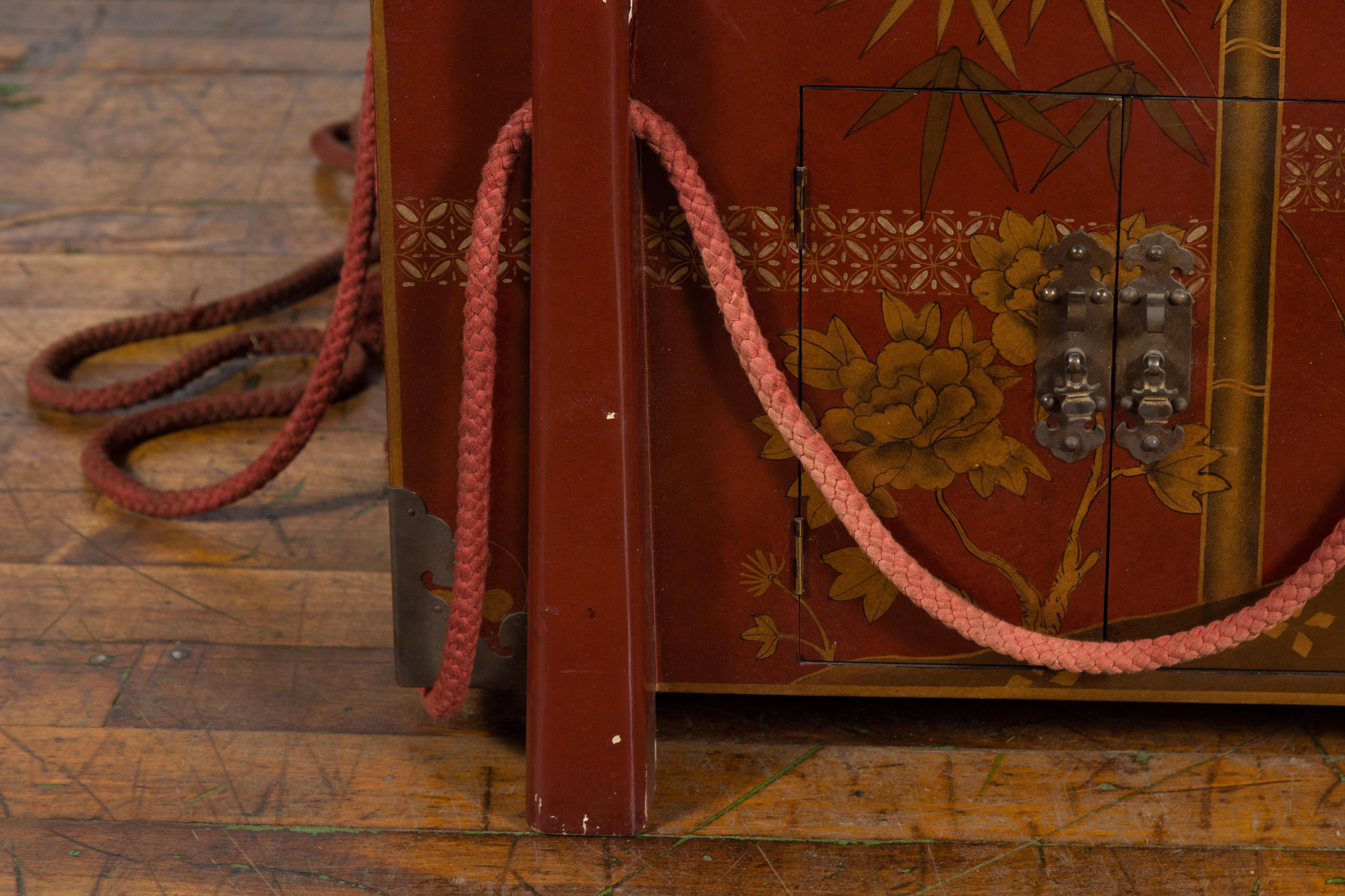 Laqué Coffre de mariage japonais vintage avec laque rouge et décor peint à la main en vente