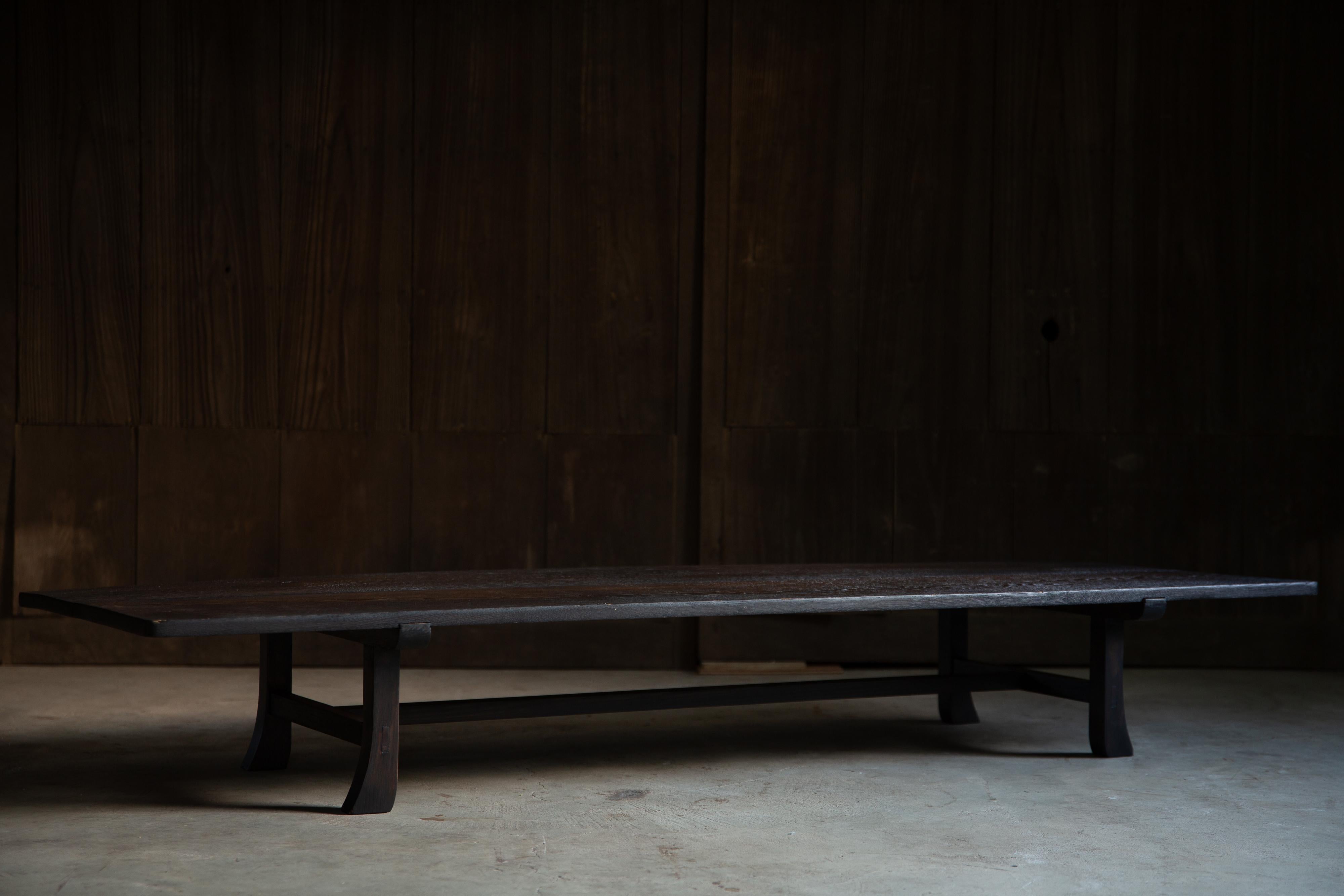 Japanischer Vintage Zataku (niedriger Tisch) , hergestellt ca. 1950er bis 70er Jahre, Schätzung nach Stil, Material & Zustand.
Derzeit in 4 Stück erhältlich. Die mattschwarze Farbe stammt aus der traditionellen Technik (Kaki-Tannin und gebrannte