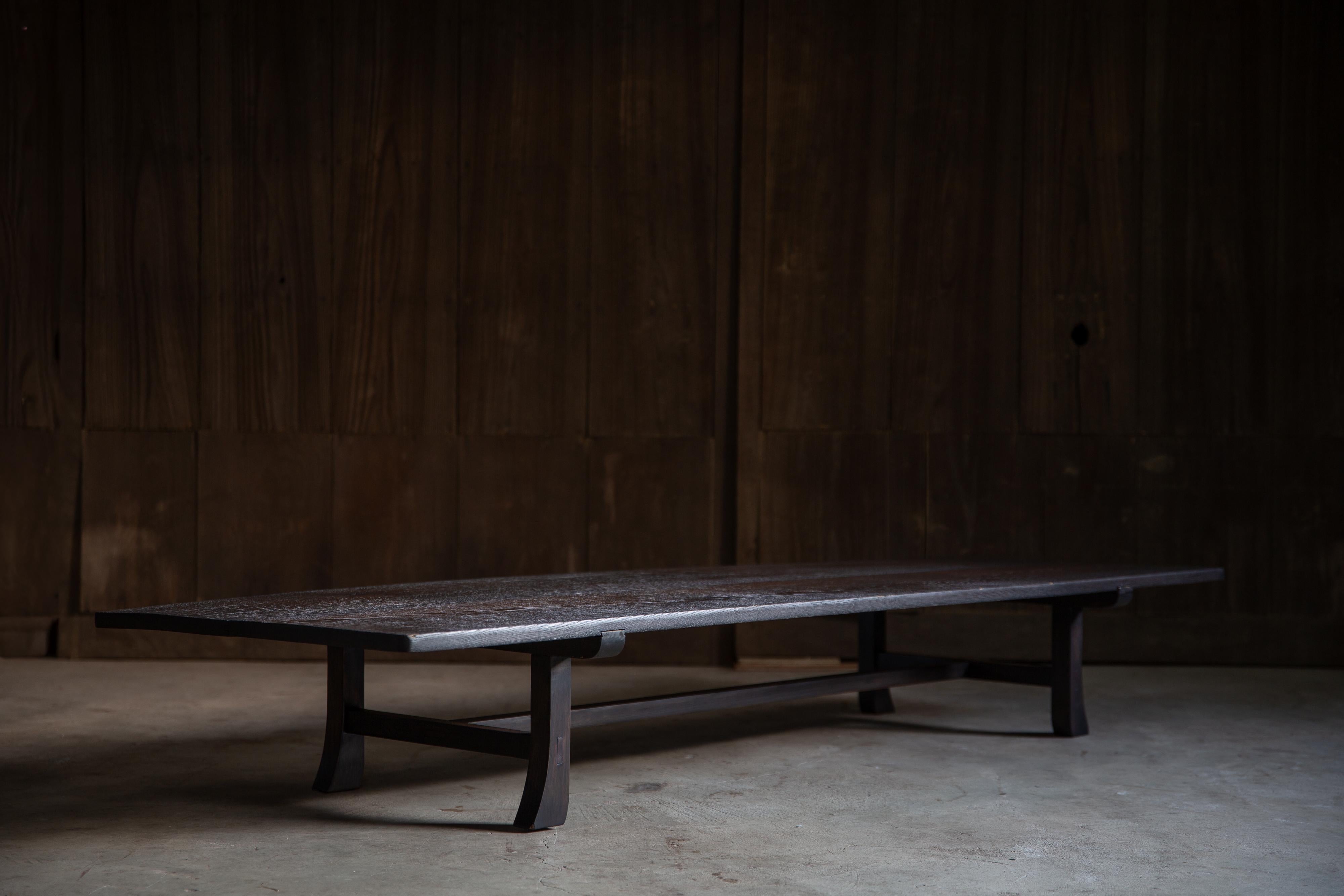 Japanischer Vintage Zataku, Wabi sabi schwarzer langer niedriger Tisch, Couchtisch (Organische Moderne) im Angebot