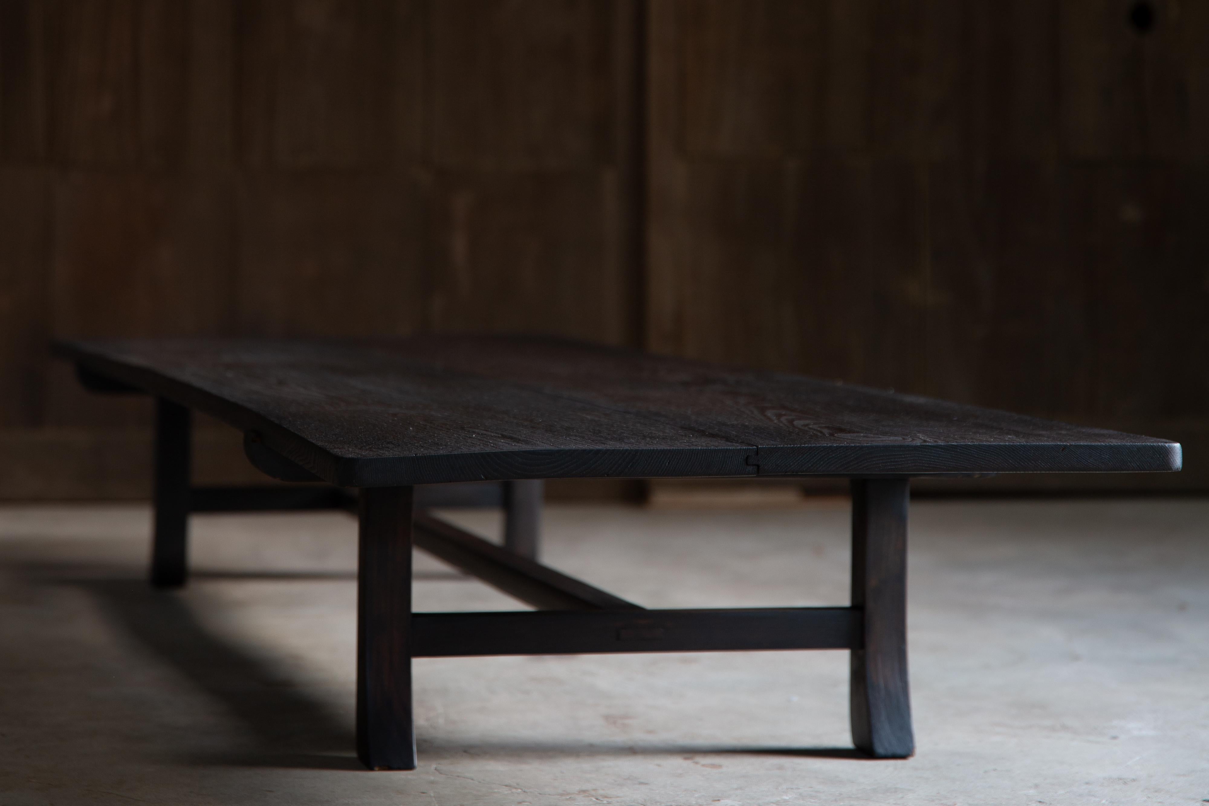 Japanischer Vintage Zataku, Wabi sabi schwarzer langer niedriger Tisch, Couchtisch (Holz) im Angebot
