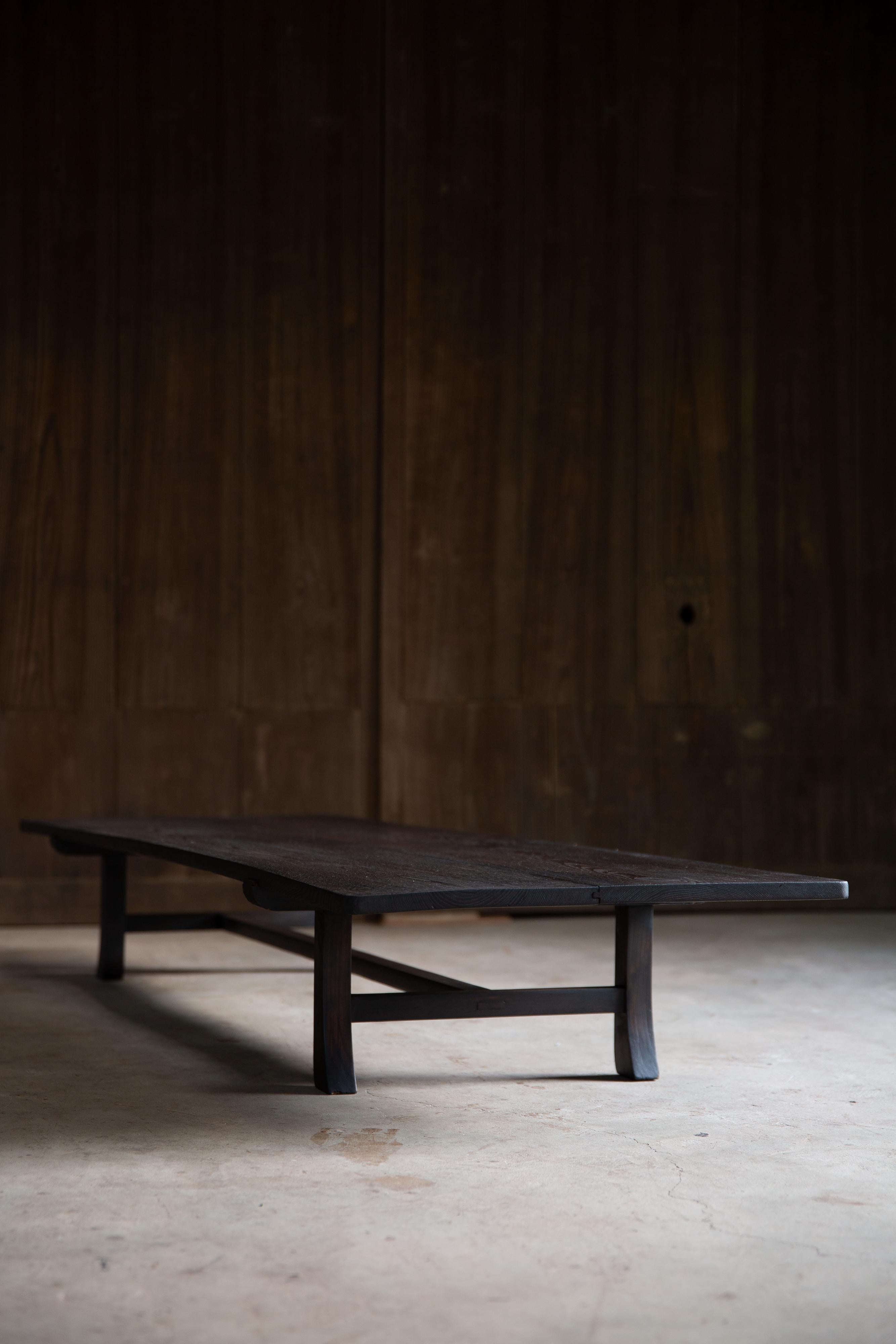 Japanischer Vintage Zataku, Wabi sabi schwarzer langer niedriger Tisch, Couchtisch im Angebot 1
