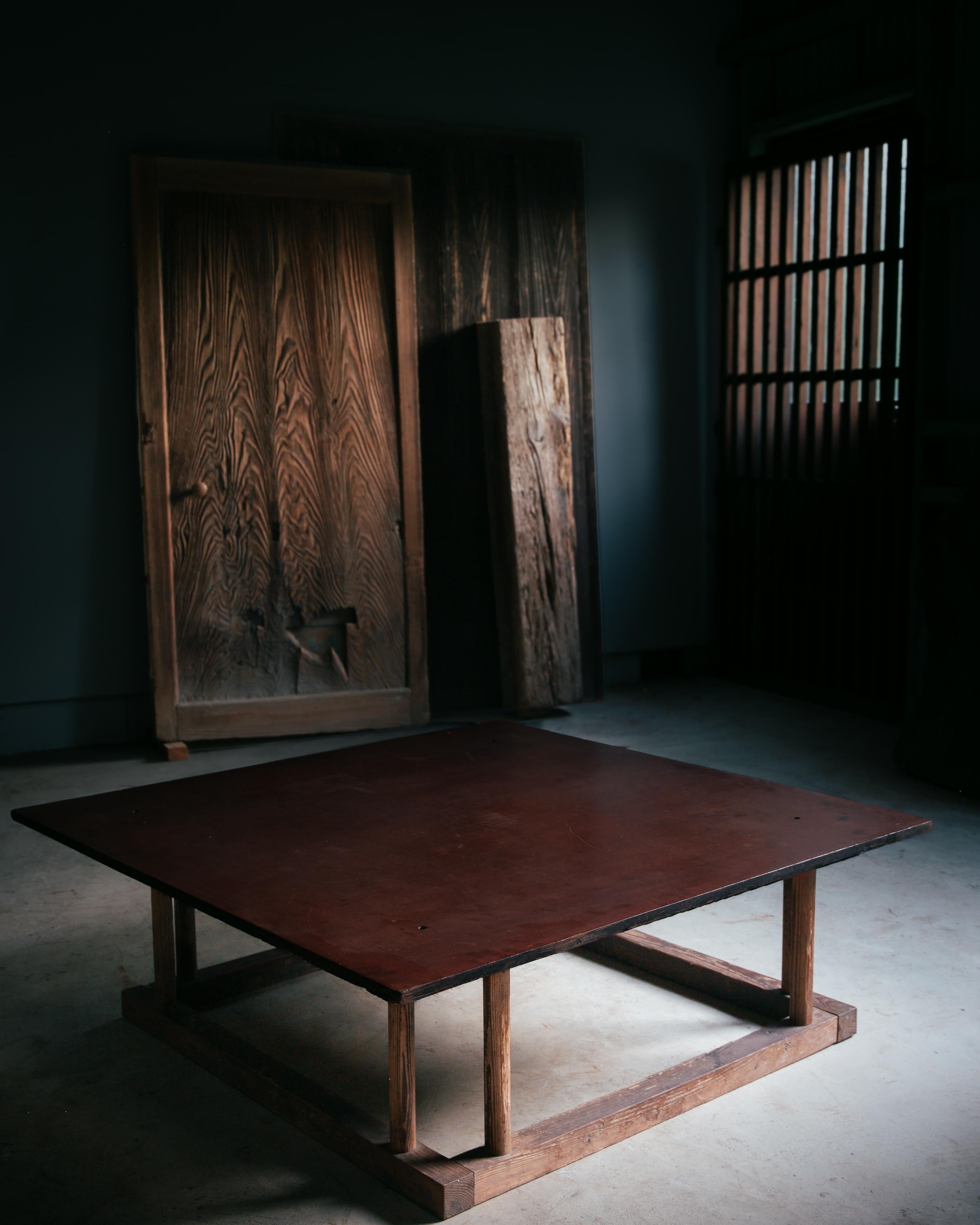Japanischer antiker niedriger Esstisch / Kotatsu (beheizter Tisch) für 4 Personen.
Das MATERIAL der Tischplatte ist aus einfachem, massivem Hartholz, auf der Rückseite bleibt die Originalfarbe erhalten, was einen anderen Eindruck vermittelt. Es gibt