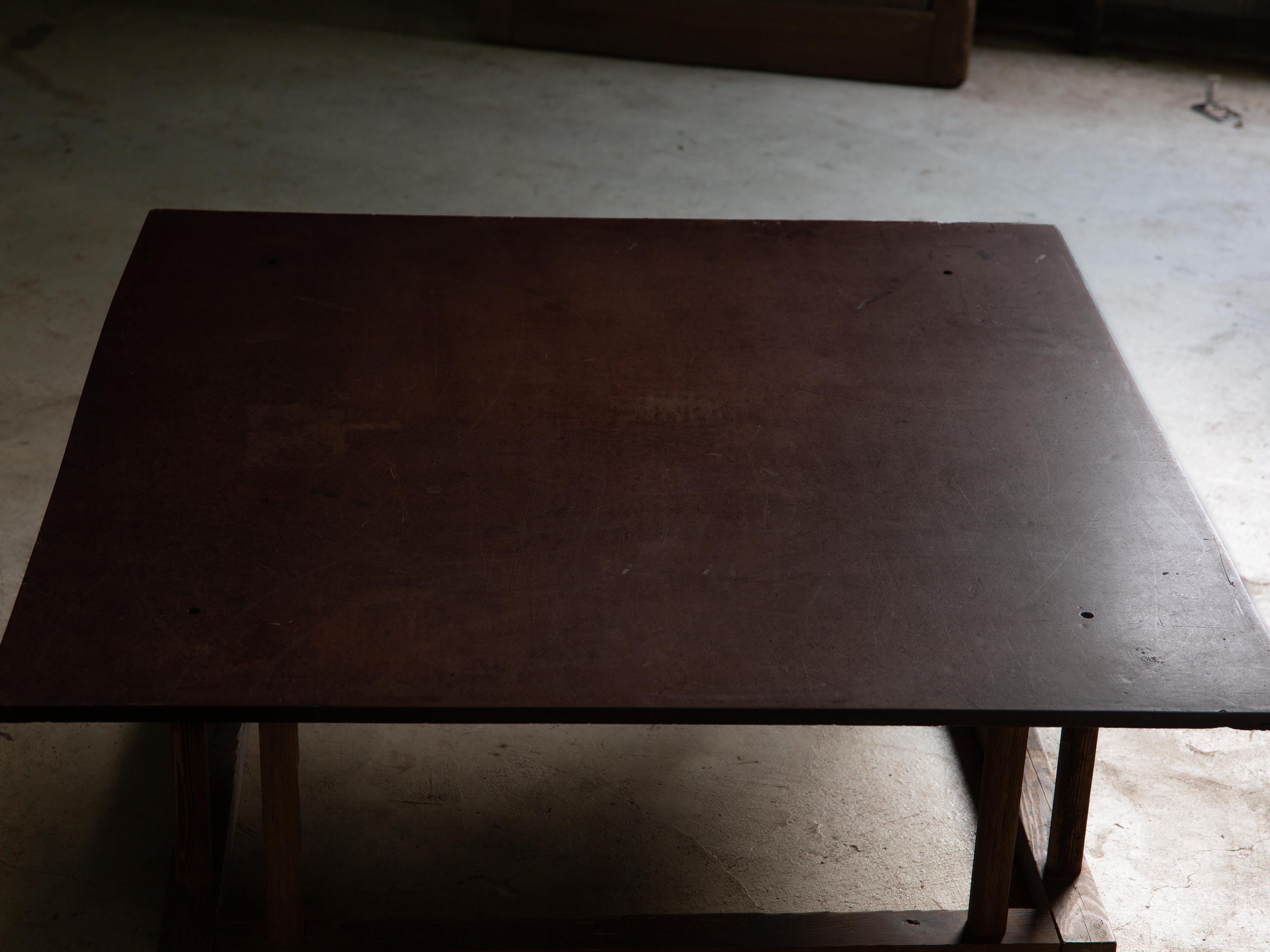Japanischer vtg niedriger Tisch. Tisch aus massivem Hartholz und antikem Beinrahmen. wabi sabi (Tischlerei) im Angebot