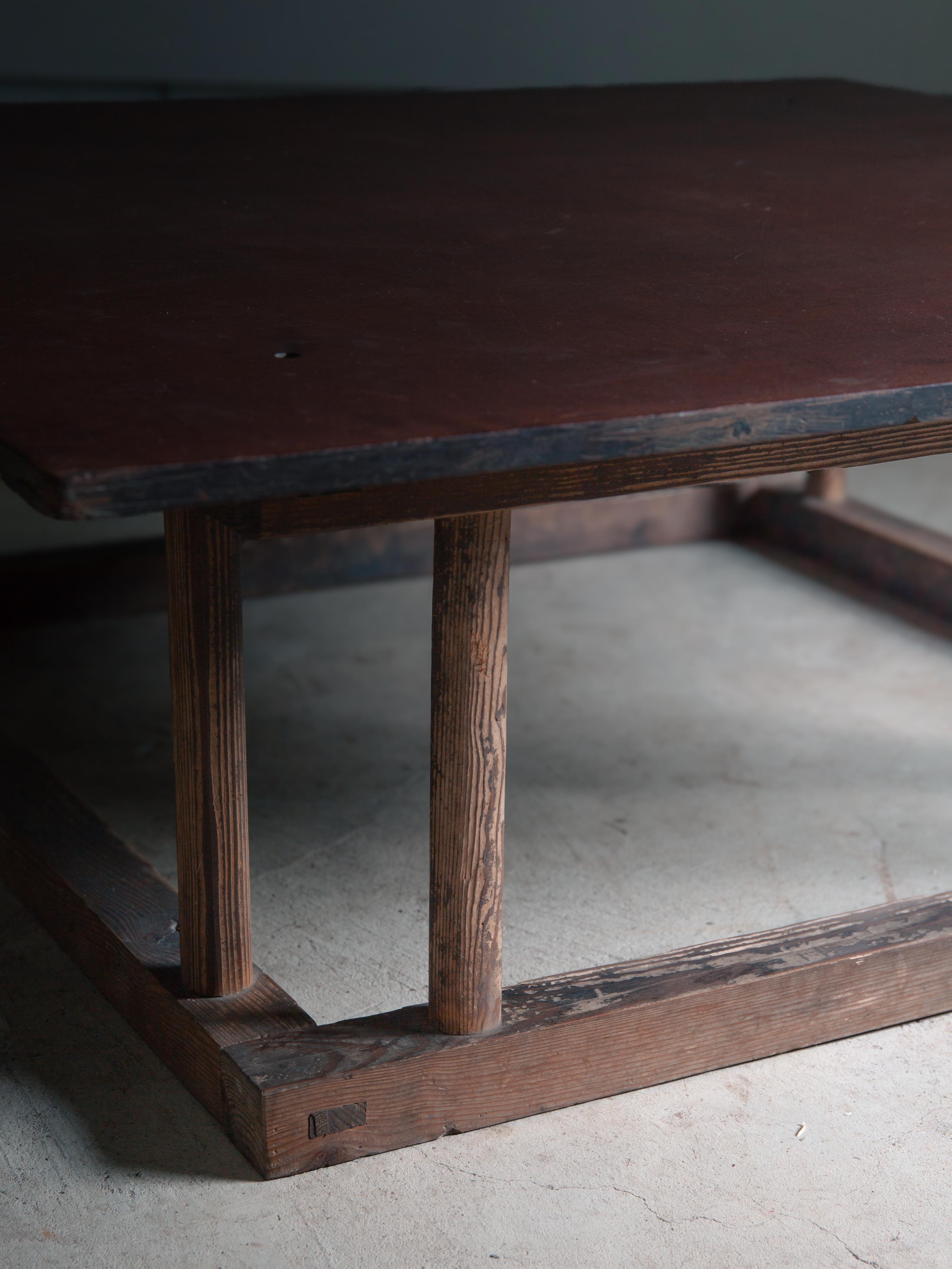 Japanischer vtg niedriger Tisch. Tisch aus massivem Hartholz und antikem Beinrahmen. wabi sabi im Angebot 1