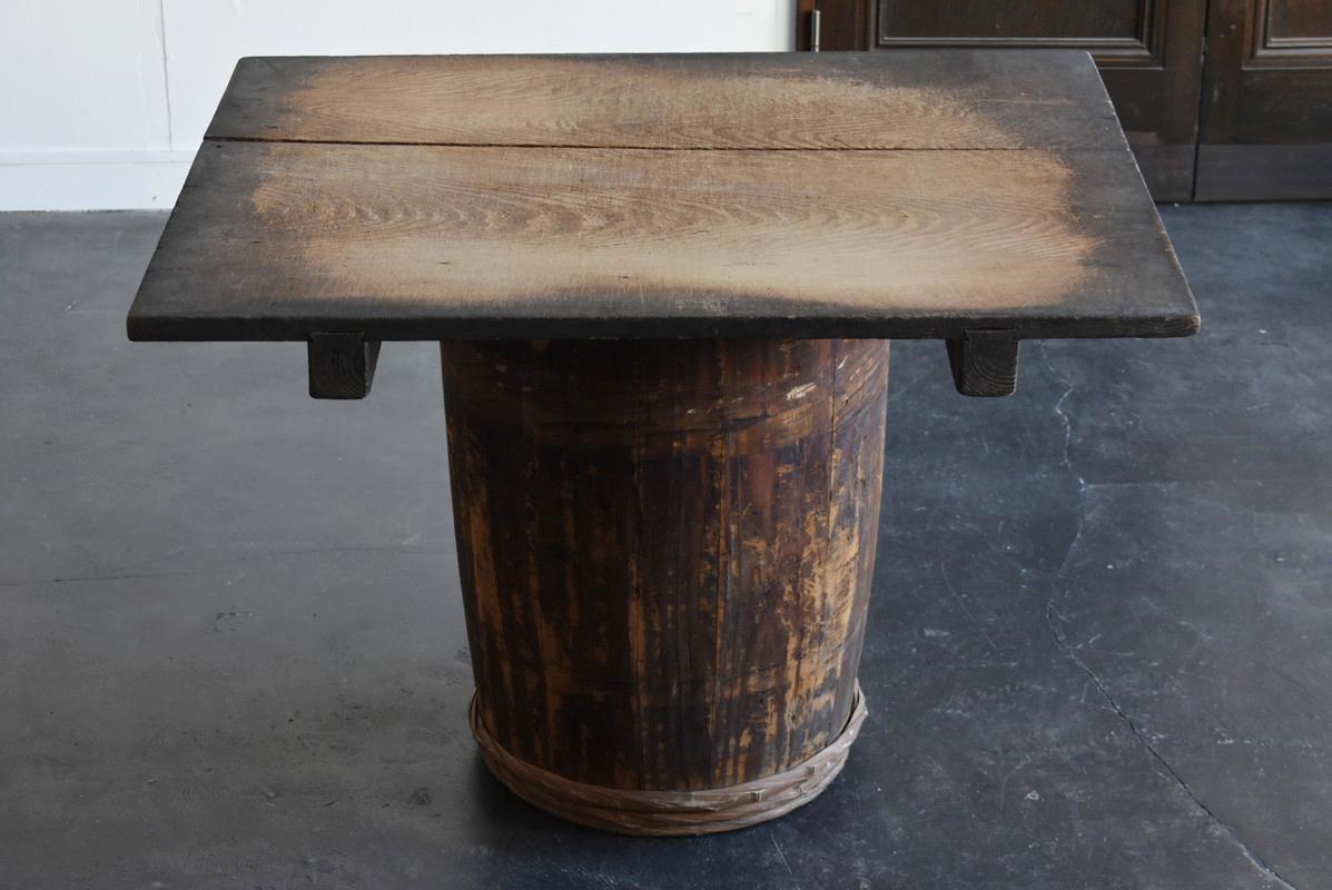 It is a board made around 1868-1910 in Japan.

Don't you think it's a very nice atmosphere?
I think it was used as a work table by farmers.
You can see countless scratches made by cutting or hitting something.

If you decorate it on the wall,