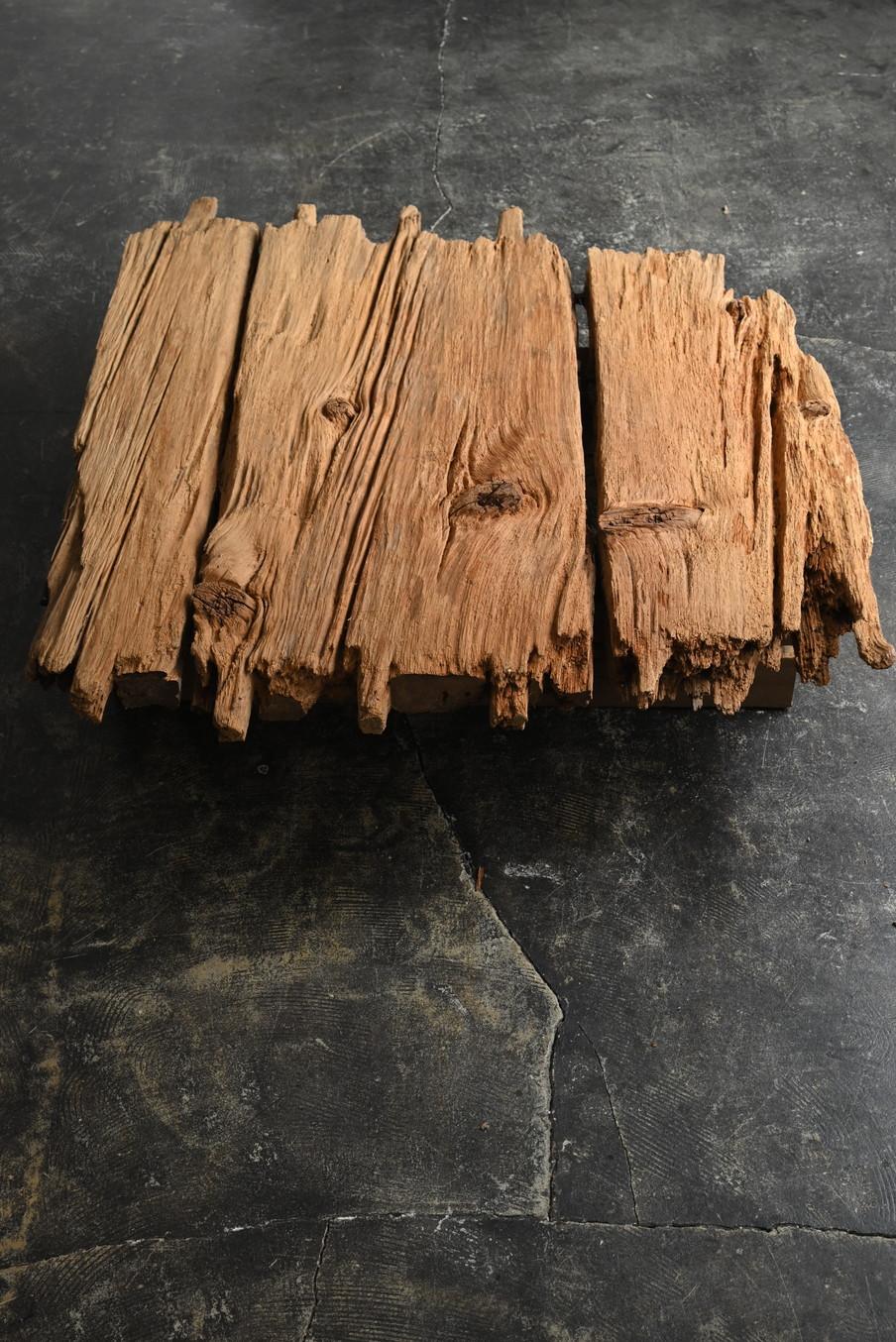 Dieser niedrige Tisch wurde aus einem Teil eines seltenen Holzschiffs 