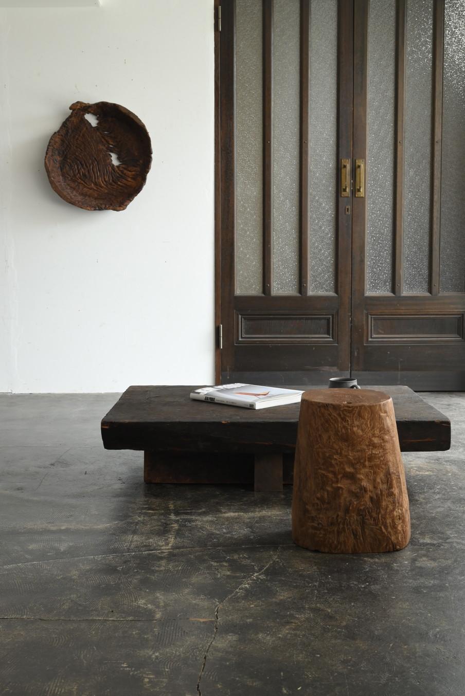 This is a low table made from boards made around the Meiji to Taisho eras (1868-1920).
The table top was left in the attic of an old house for many years, so it is thought that this soot has turned black.
It was probably wood used for repairs to the