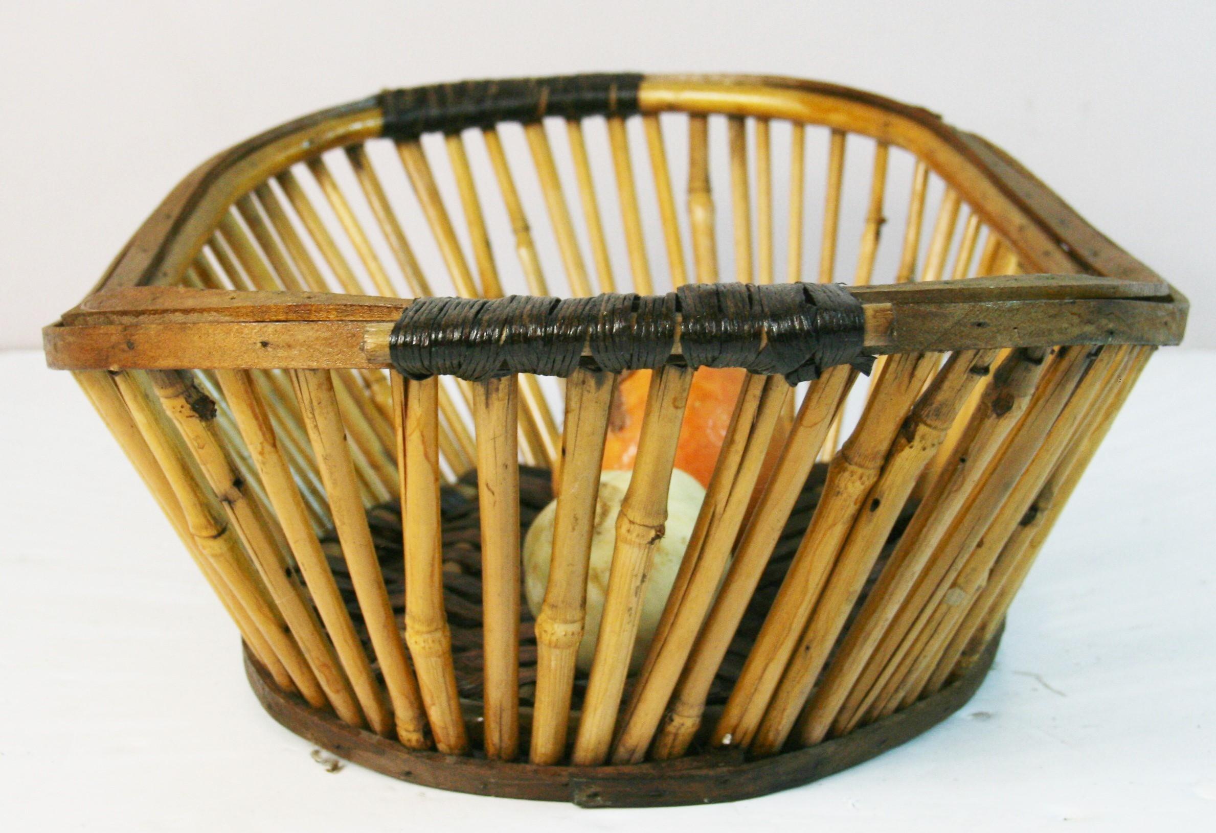 1855 Japanisch  Wabi Sabi handgefertigte Bambus und Korbwaren Obstkorb mit dunklen Weiden gewebt Boden.
Zwei handbemalte Marmorfrüchte, die zu einem späteren Zeitpunkt hinzugefügt wurden