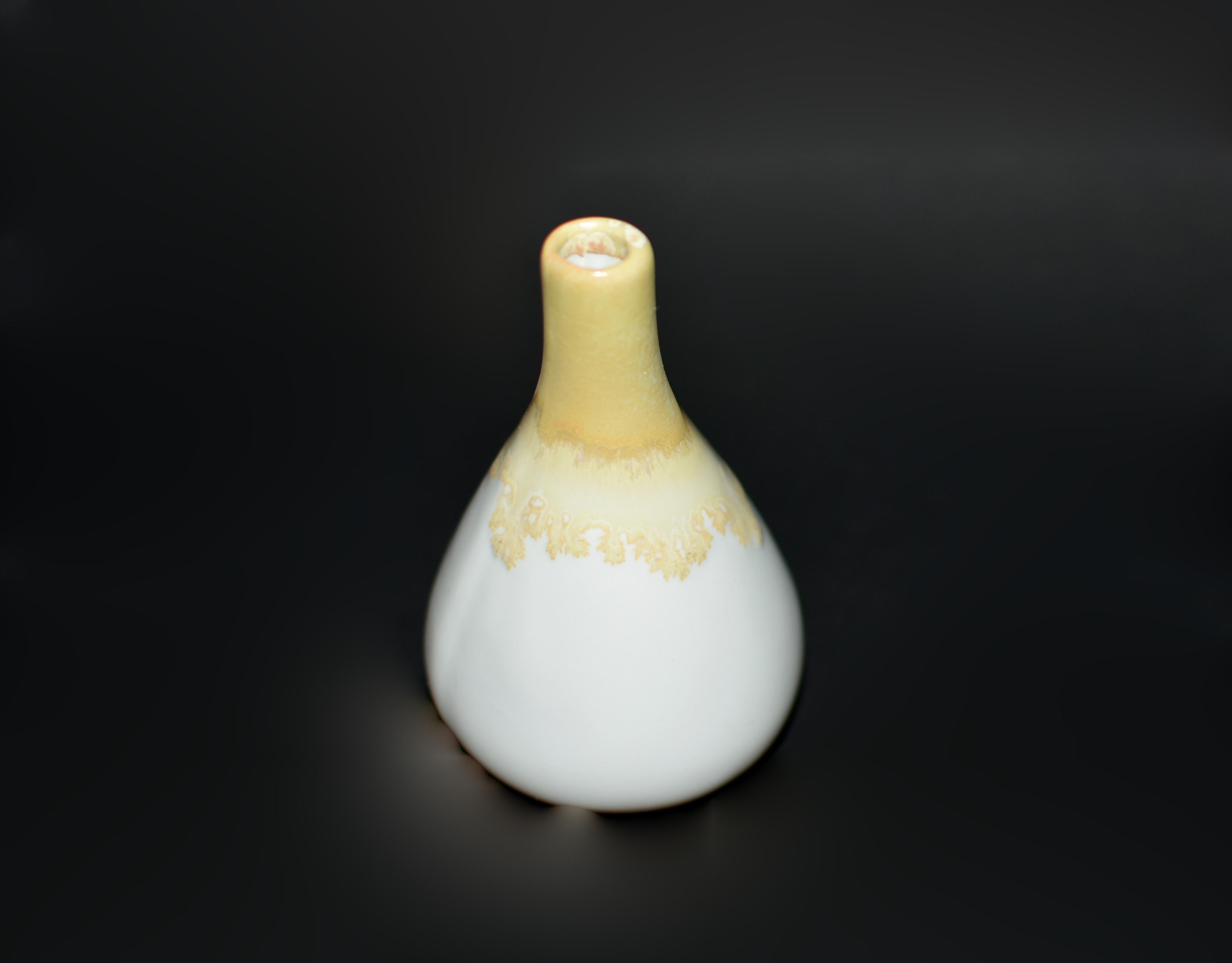 XXI secolo e contemporaneo Mini vasi giapponesi in ceramica Wabi Sabi - Foglie d'oro - Set di quattro vasi in vendita