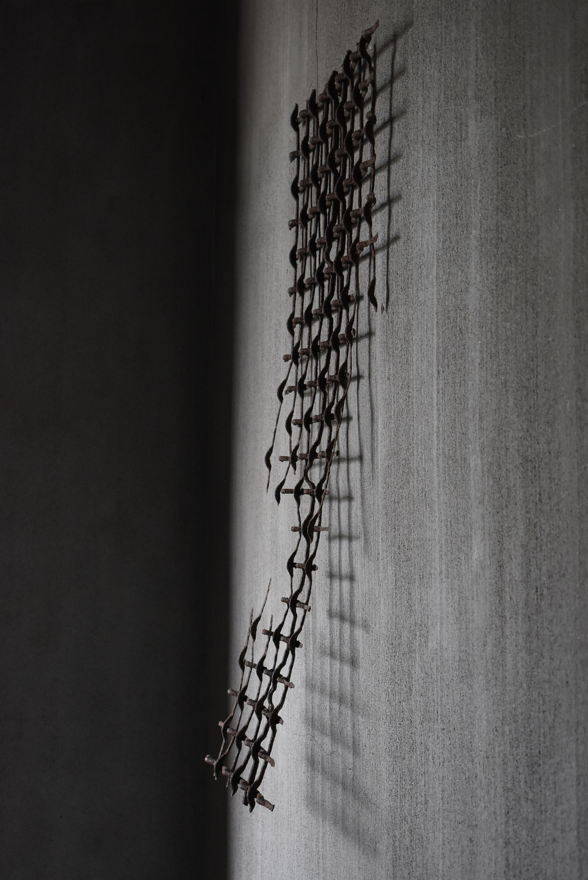 Malla japonesa de hierro oxidado Wabi Sabi Años 40-60 / Objeto decorativo de pared Japonés