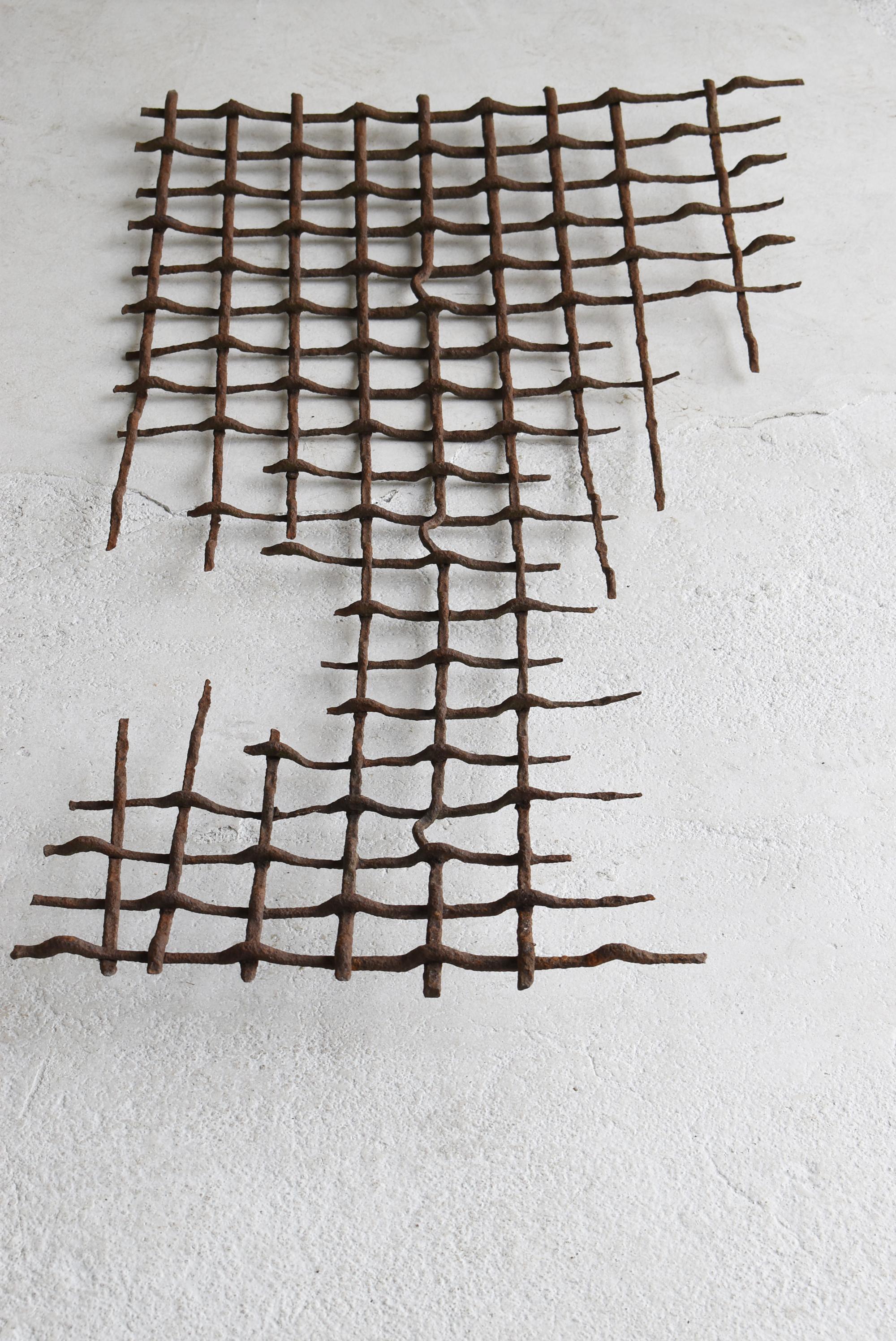 Malla japonesa de hierro oxidado Wabi Sabi Años 40-60 / Objeto decorativo de pared Metalistería