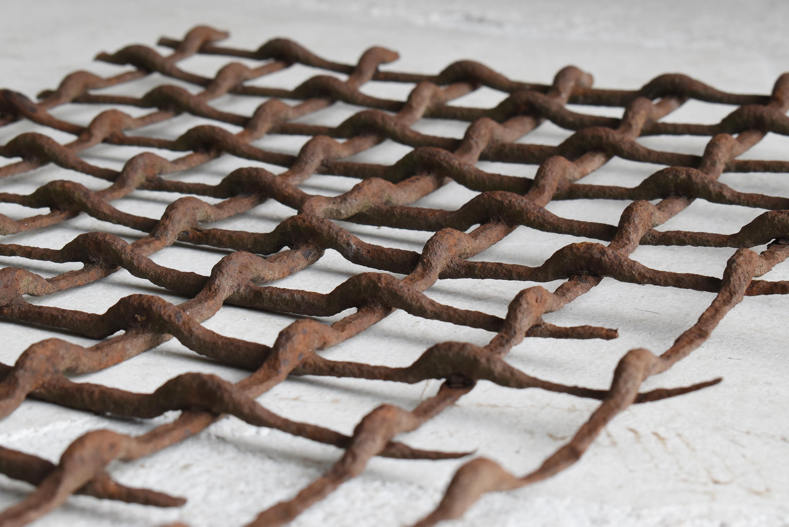 Malla japonesa de hierro oxidado Wabi Sabi Años 40-60 / Objeto decorativo de pared Hierro