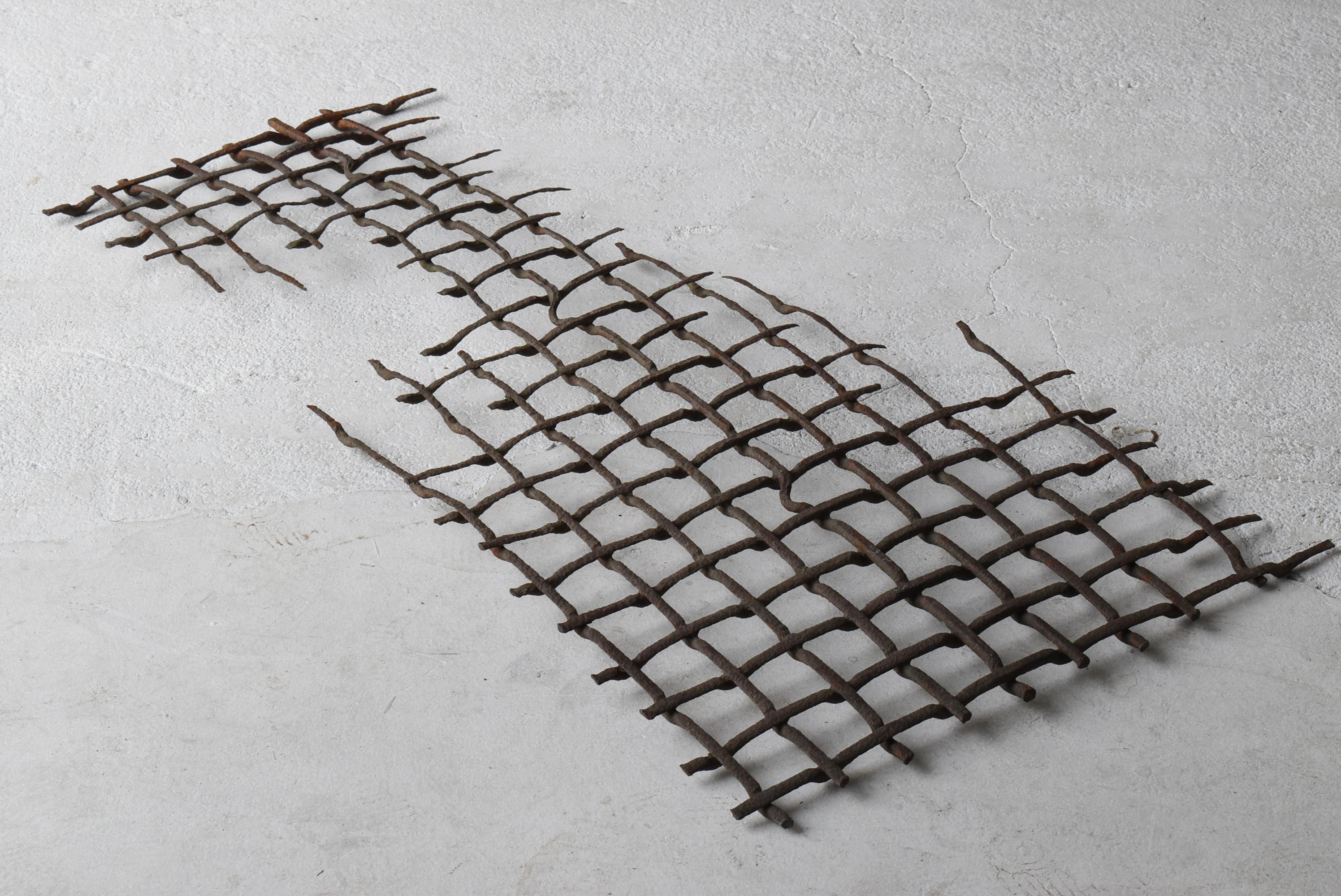 Malla japonesa de hierro oxidado Wabi Sabi Años 40-60 / Objeto decorativo de pared 1