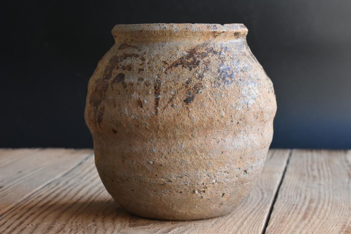 It is a small jar that was burned in the latter half of the Edo period (1750-1850) in Japan.

It is 