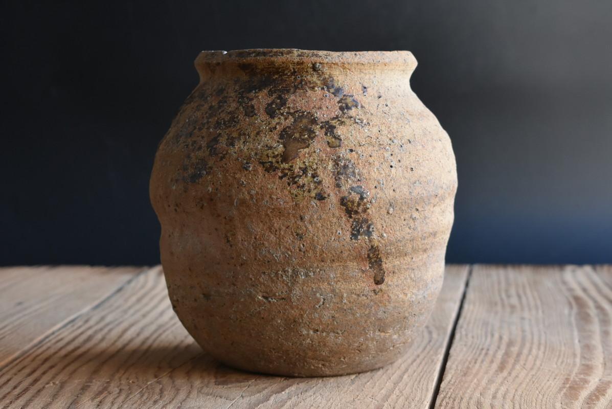 Japanisches antikes japanisches Wabi-Sabi-Gefäß / Kleine Vase / Edo-Periode 1750-1850 (Handgefertigt) im Angebot