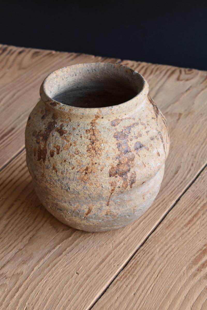 Poteries Petit pot ancien japonais Wabi-Sabi / Petit vase / Période Edo 1750-1850 en vente