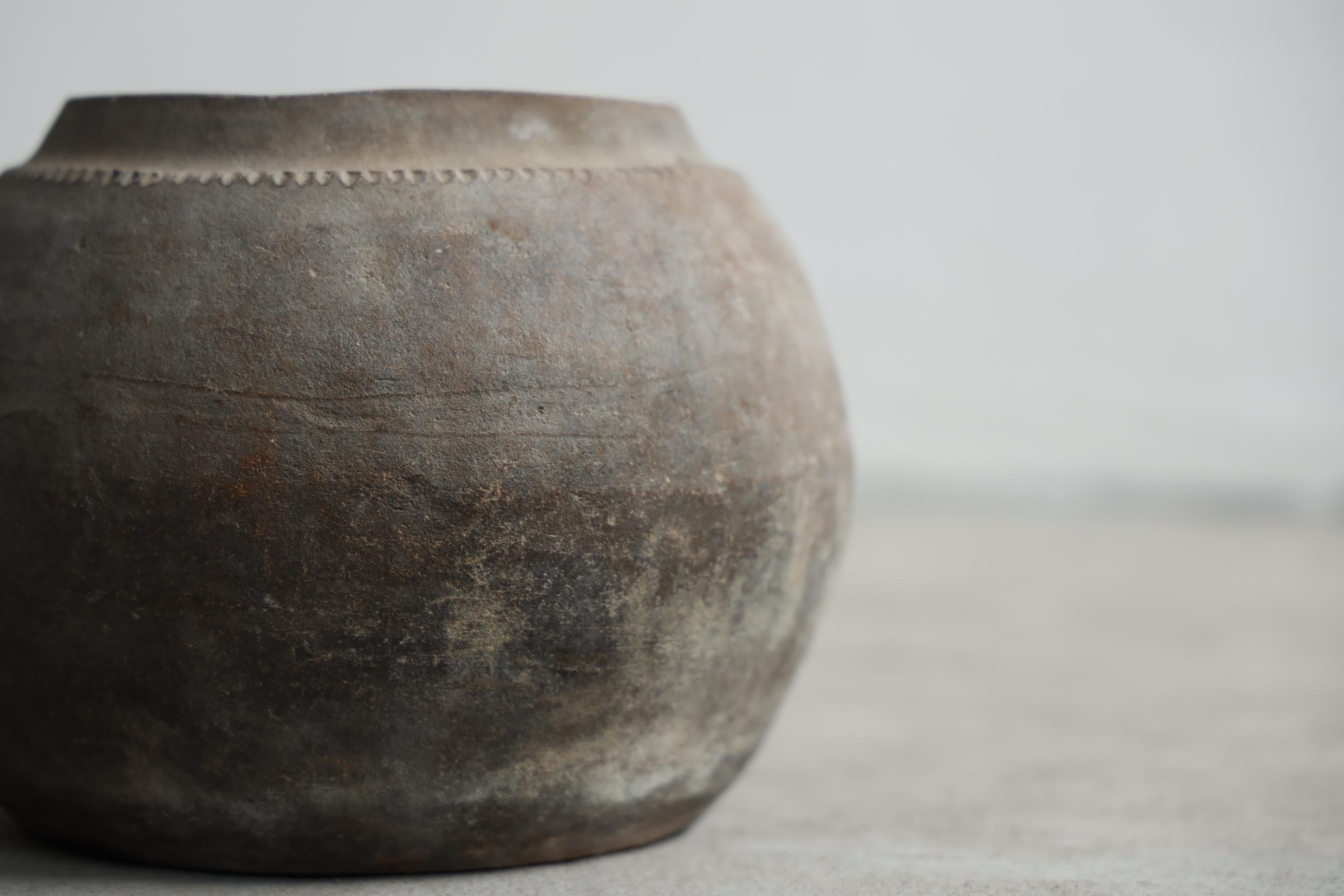 C'est une ancienne poterie japonaise.
Il date de la période Meiji (années 1860-1900).
Il était utilisé comme un pot d'extinction d'incendie.

Cette pièce a une couleur et une texture magnifiques.
C'est très rare.