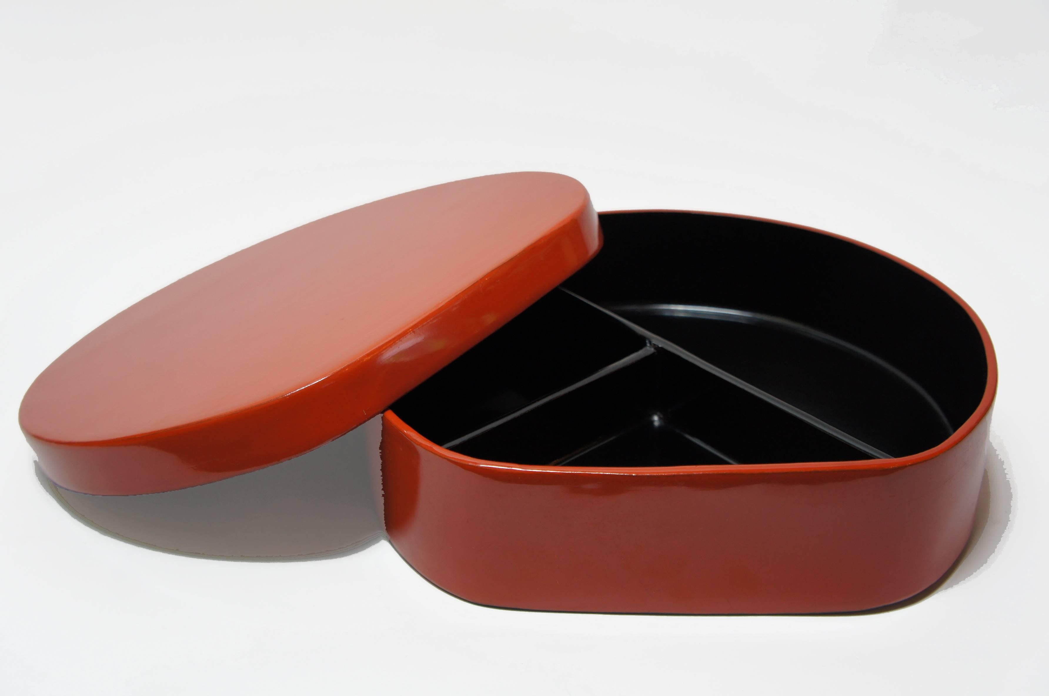 Japanese Wajima-Nuri Red Lacquered Wooden Lunch Box, 1950s In Excellent Condition For Sale In Paris, FR