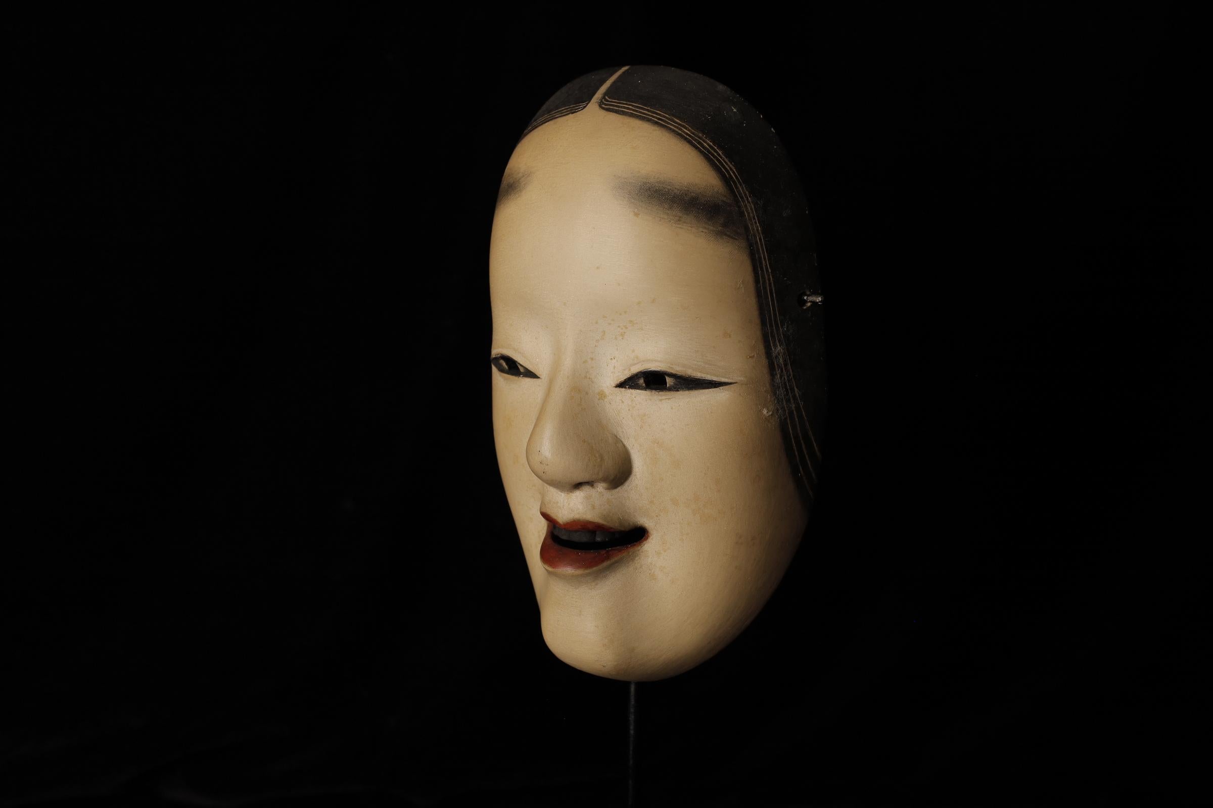 Intagliato a mano Maschera Noh giapponese WAKA WAKA (増女). Attribuito a Takada Fuki (高田 冨季, 1935-2008) in vendita
