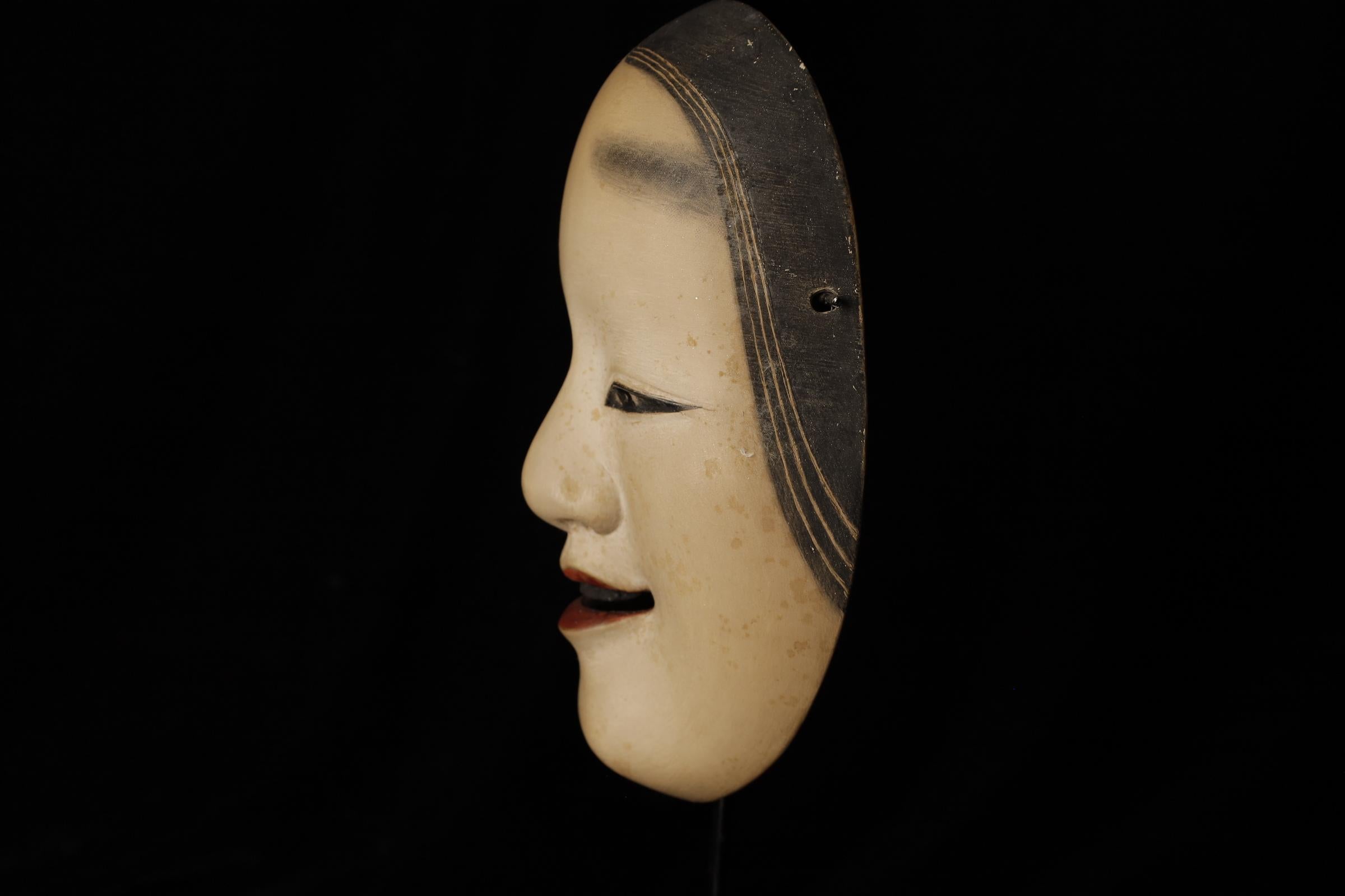 Legno Maschera Noh giapponese WAKA WAKA (増女). Attribuito a Takada Fuki (高田 冨季, 1935-2008) in vendita