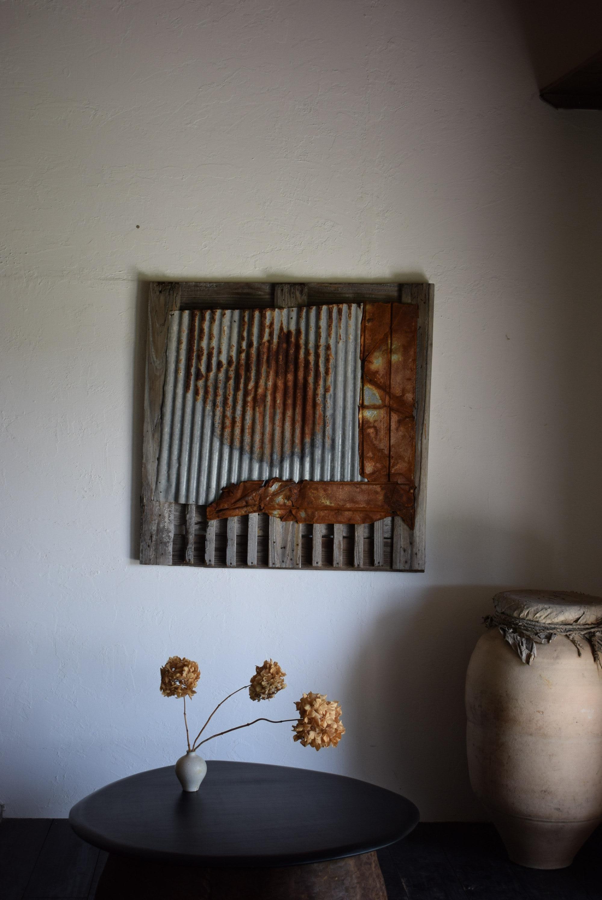 Il s'agit d'une œuvre d'art murale réalisée à partir de matériaux provenant d'une vieille porte japonaise.

Il s'agit d'une porte en bois renforcée par des tôles de fer galvanisées.

Son format pratique ne prend pas beaucoup de place et ajoutera un