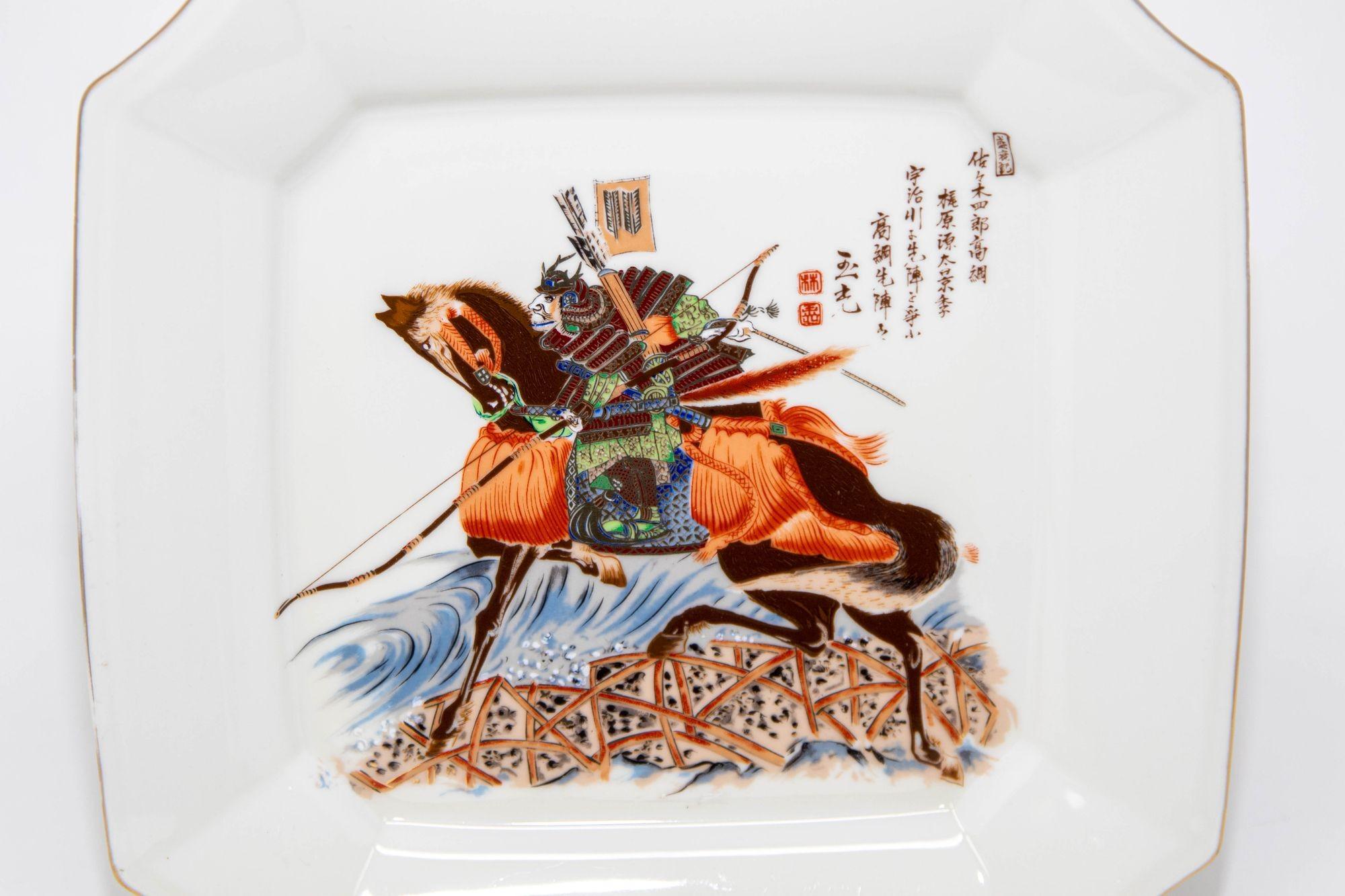Cendrier à cigare en porcelaine avec un motif de guerrier japonais Samouraï à cheval.
Assiette en porcelaine japonaise à motif de guerrier samouraï Imari de la période Meiji de Hichozan Fukagawa.
Cendrier en porcelaine de forme carrée représentant