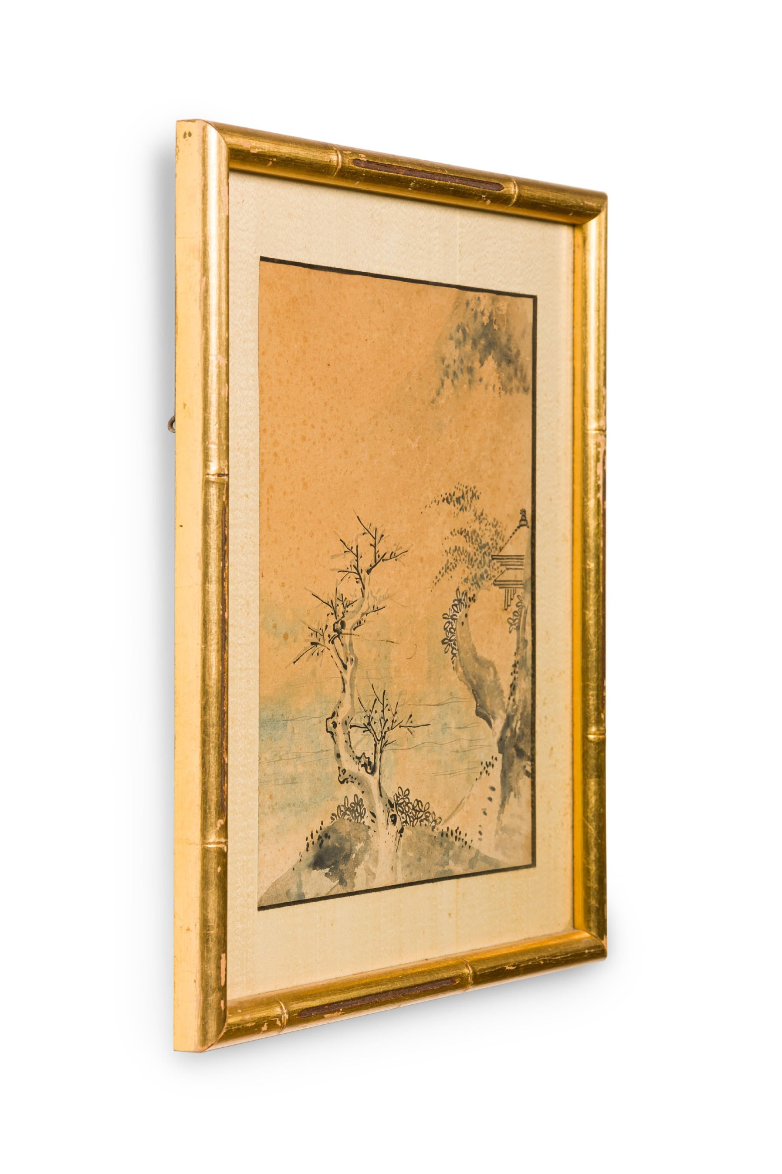 Acuarela japonesa de un árbol sin hojas en una colina con una casa al fondo, en un marco dorado de imitación de bambú (cuadros acompañantes: 063897 y 063898)