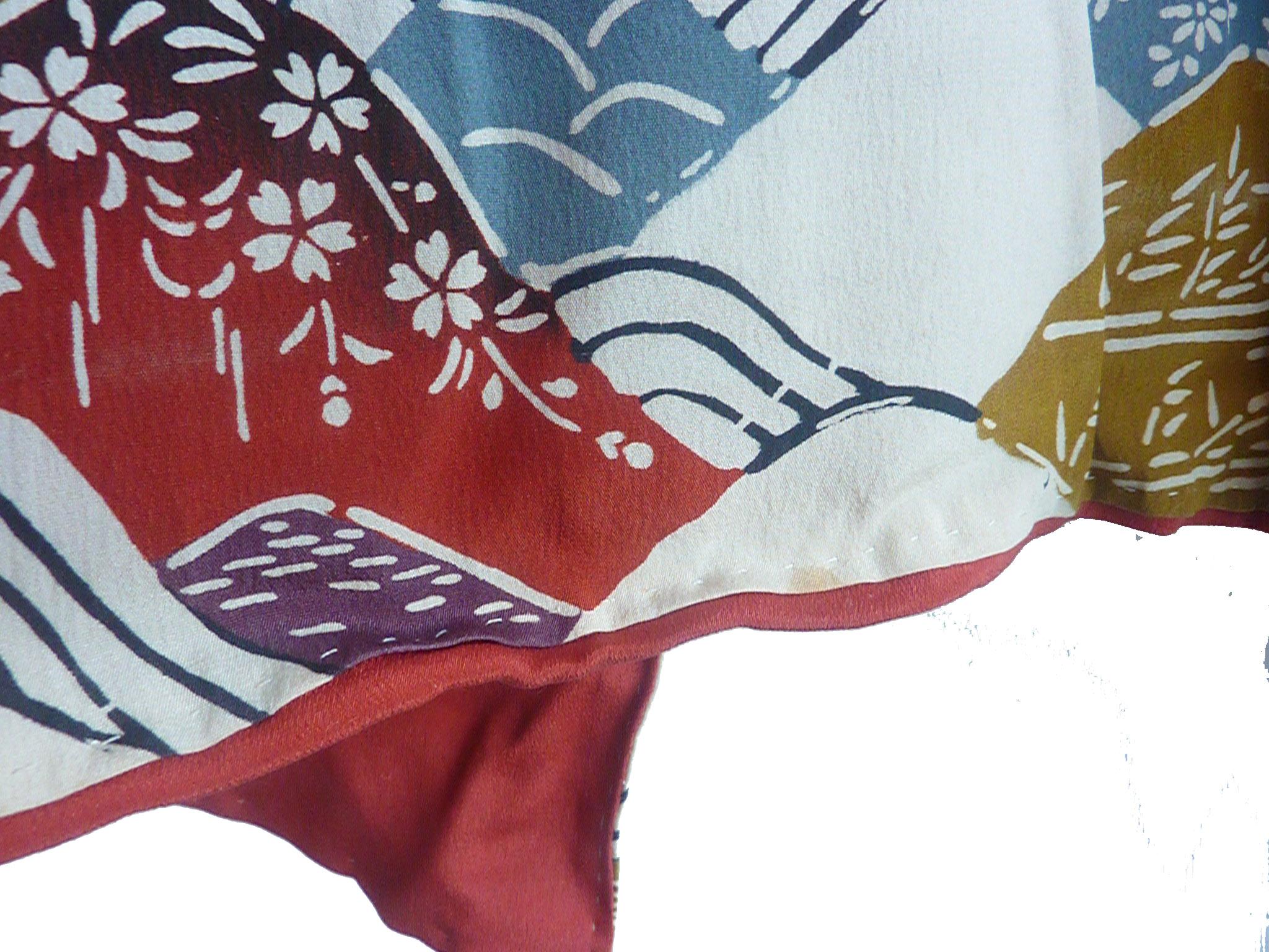 Circa : 1890  MEIJI
Lieu d'origine : Japon
Matériau : Soie
Condition : Très bon - voir quelques taches de vieillesse illustrées du mieux que nous pouvons.
Le kimono tout en soie imprimé sur fond pâle est peint, cousu à la main et fabriqué à la main