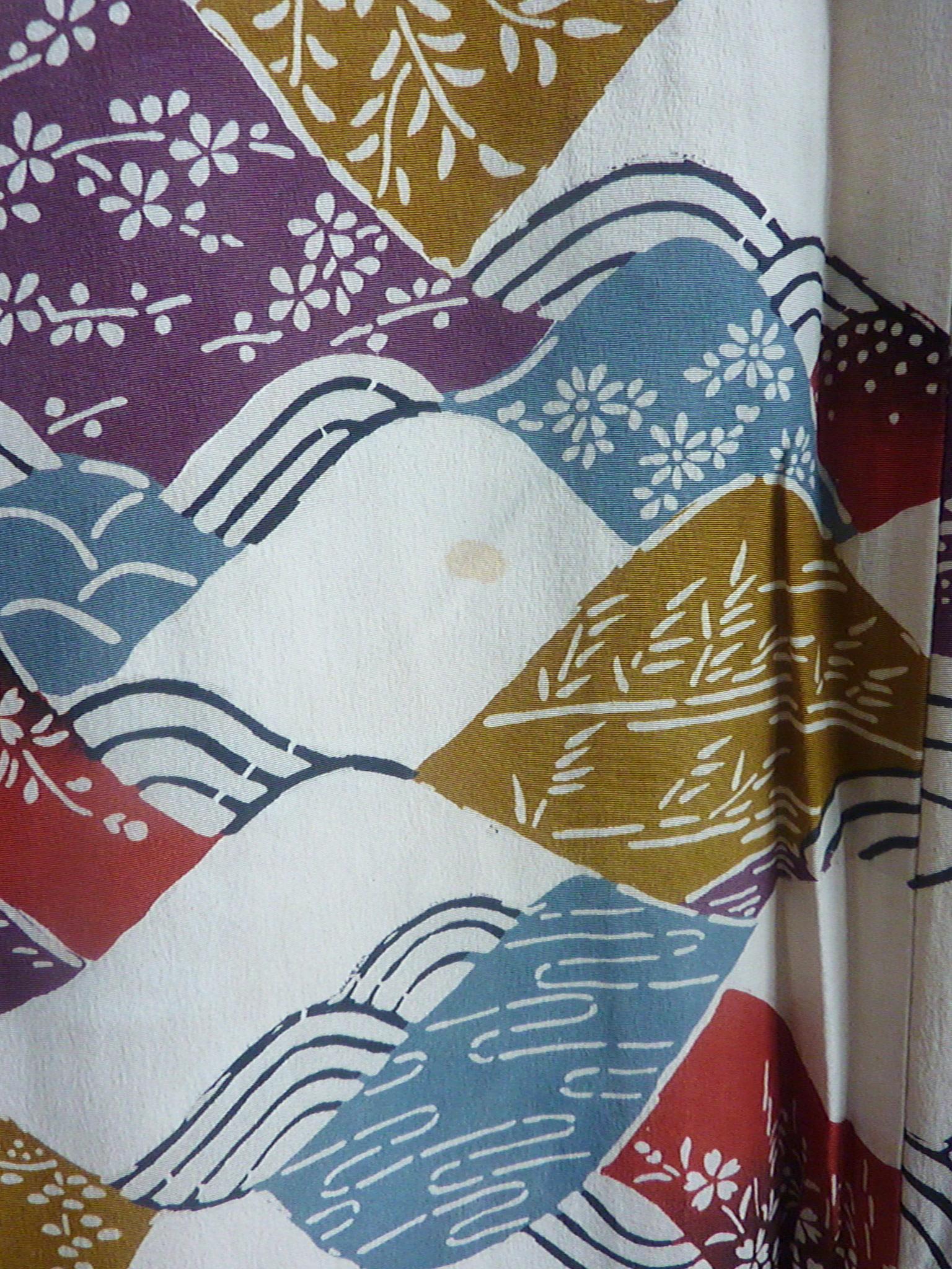 Kimono en soie vintage Furisode à imprimé vague japonais Bon état - En vente à Boston, MA