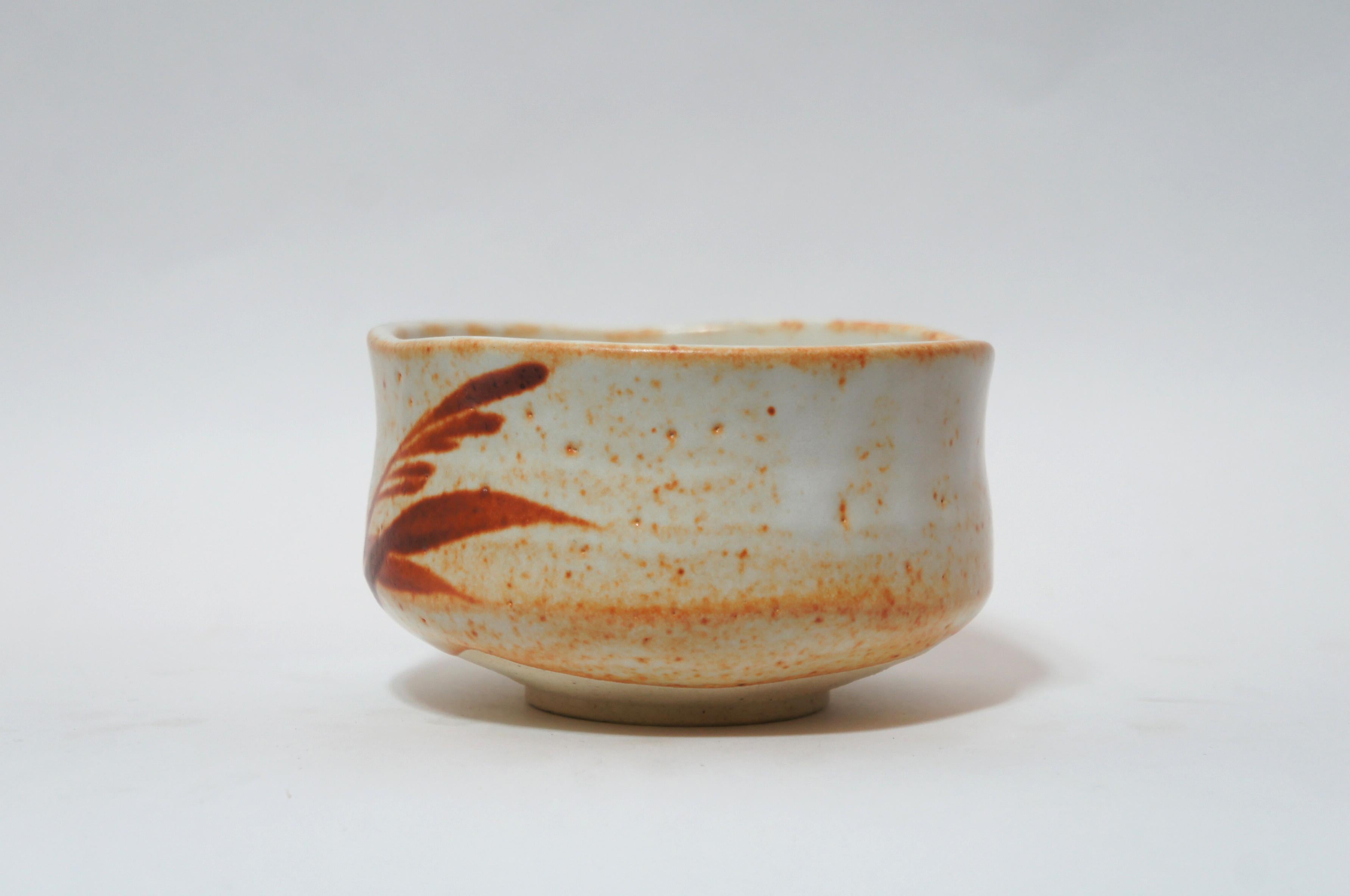 Japanese White and Orange Natural Glaze Shino Ware Ceremonial Tea Bowl, 1950s In Good Condition For Sale In Paris, FR