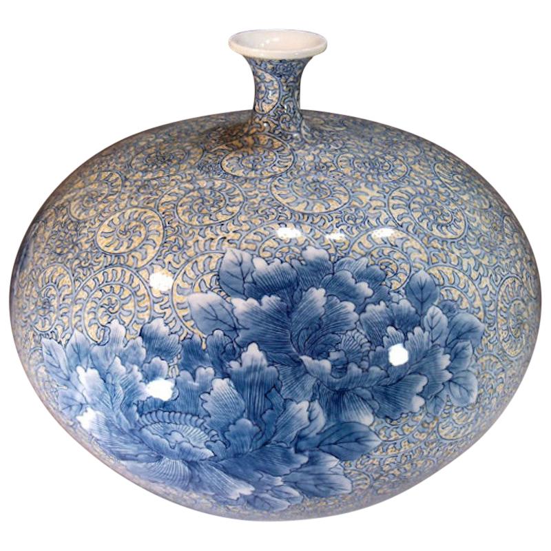 Vase japonais en porcelaine blanc, bleu et blanc par un maître artiste contemporain