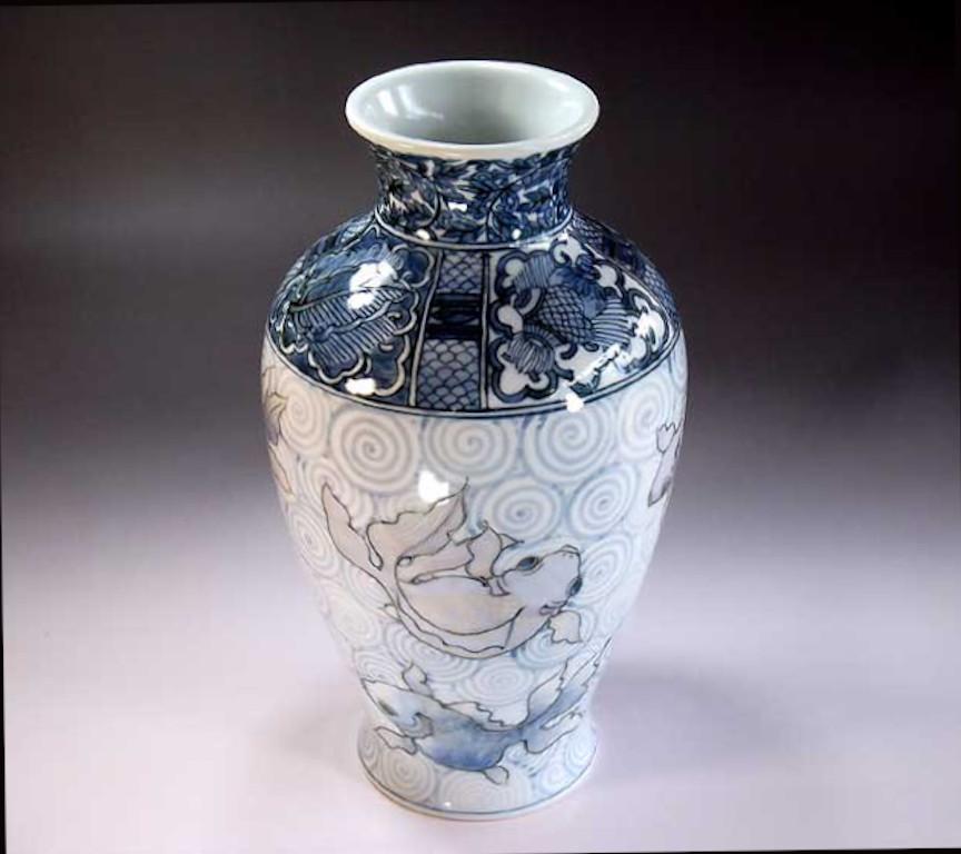 Japanese White Blue Gold Porcelain Vase by Contemporary Master Artist, 3 In New Condition For Sale In Takarazuka, JP