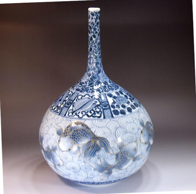 Japanese White Blue Porcelain Vase by Contemporary Master Artist In New Condition In Takarazuka, JP