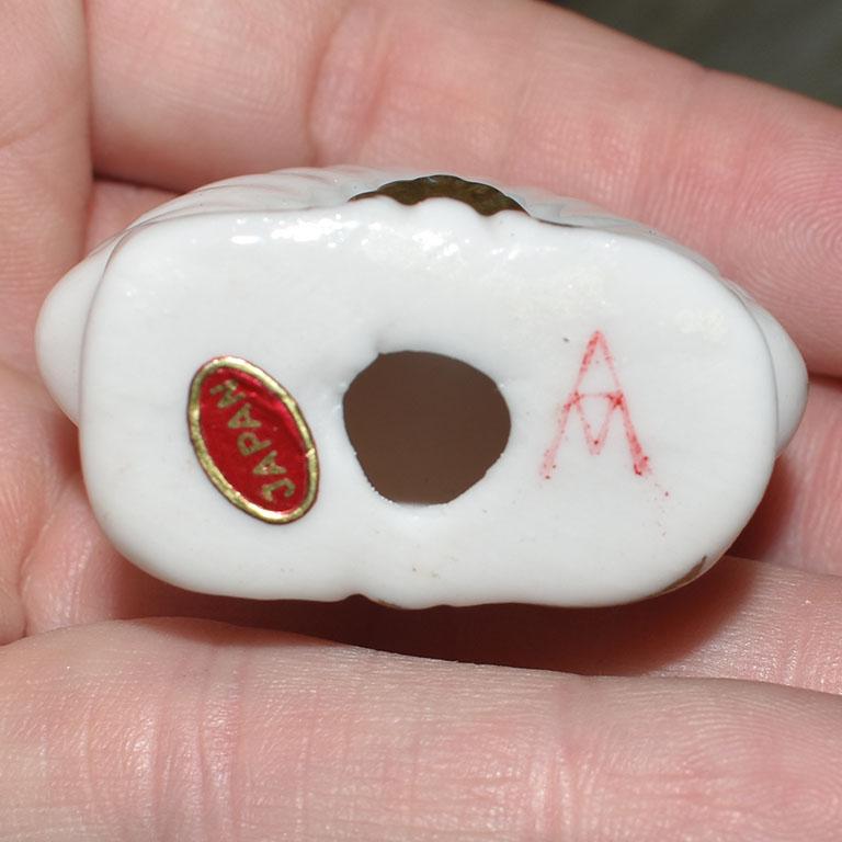 20th Century Japanese White Ceramic Shell Place Card Holders with Gold Floral Detail Set of 4 For Sale