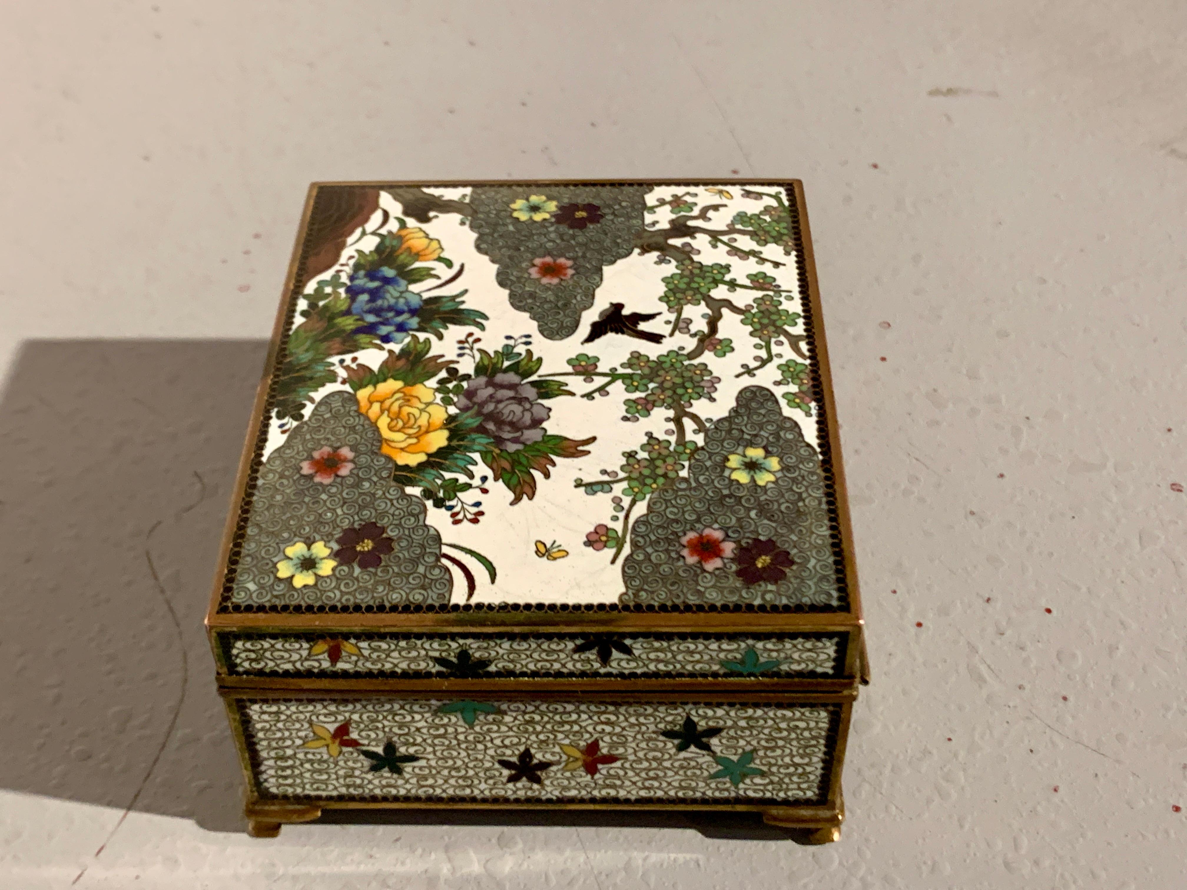 Japanese White Cloisonne Box, Meiji Period, circa 1910, Japan In Good Condition In Austin, TX