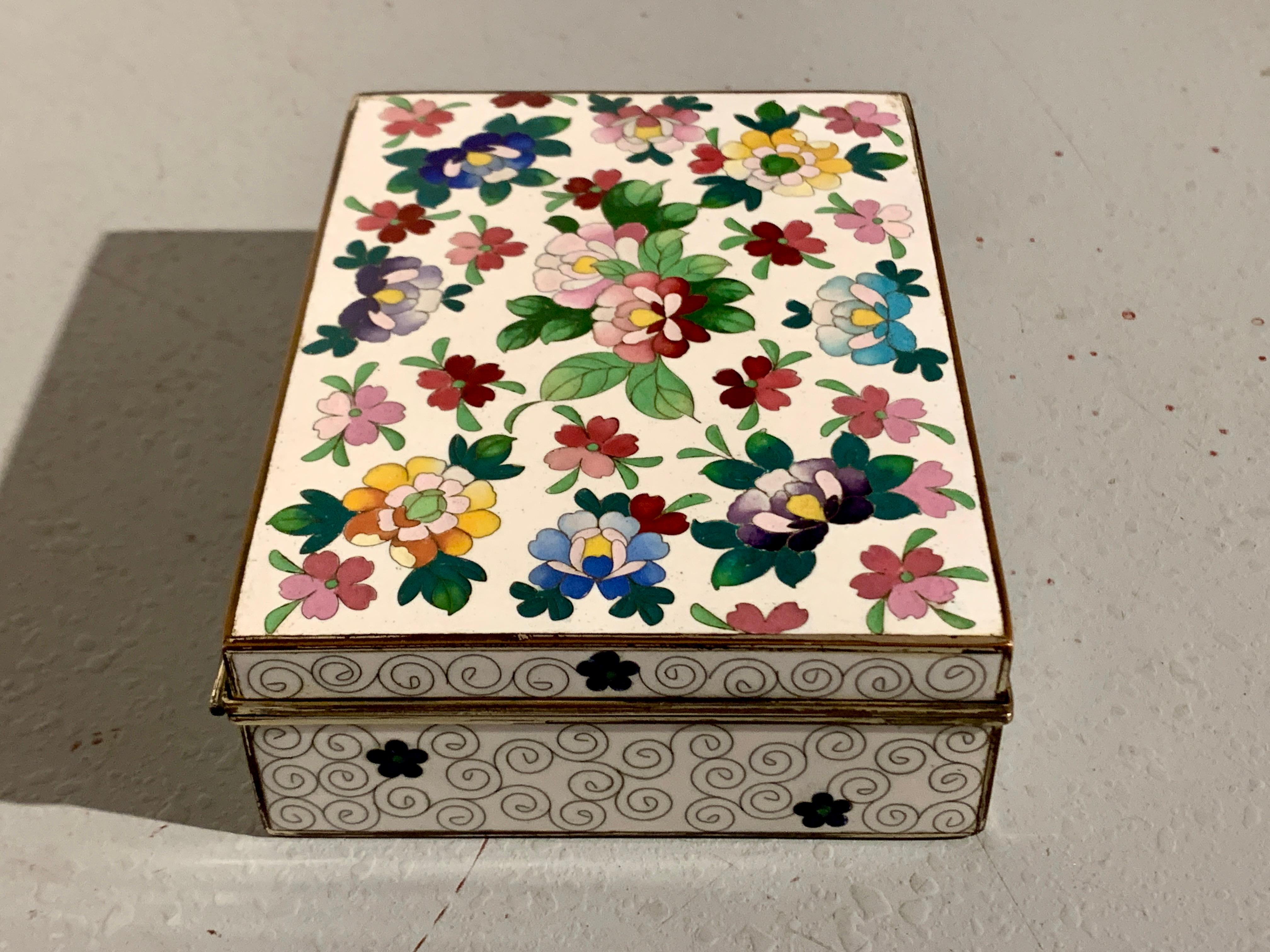 Japanese White Cloisonné Box, Showa Era, circa 1930's, Japan In Good Condition In Austin, TX