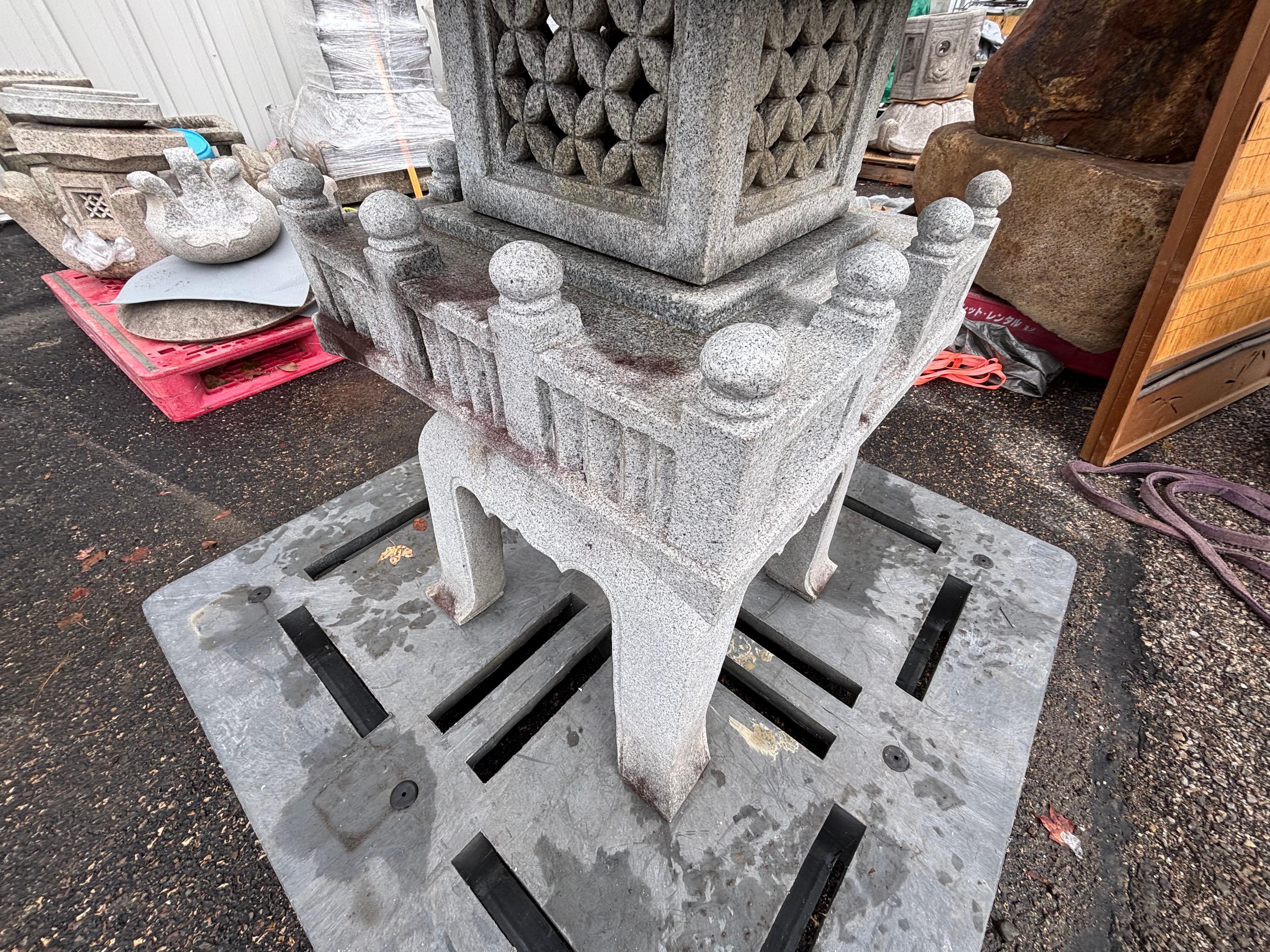 Giapponese  Lanterna Pagoda in granito bianco da 100 pollici - Fine Garden Art in vendita 3