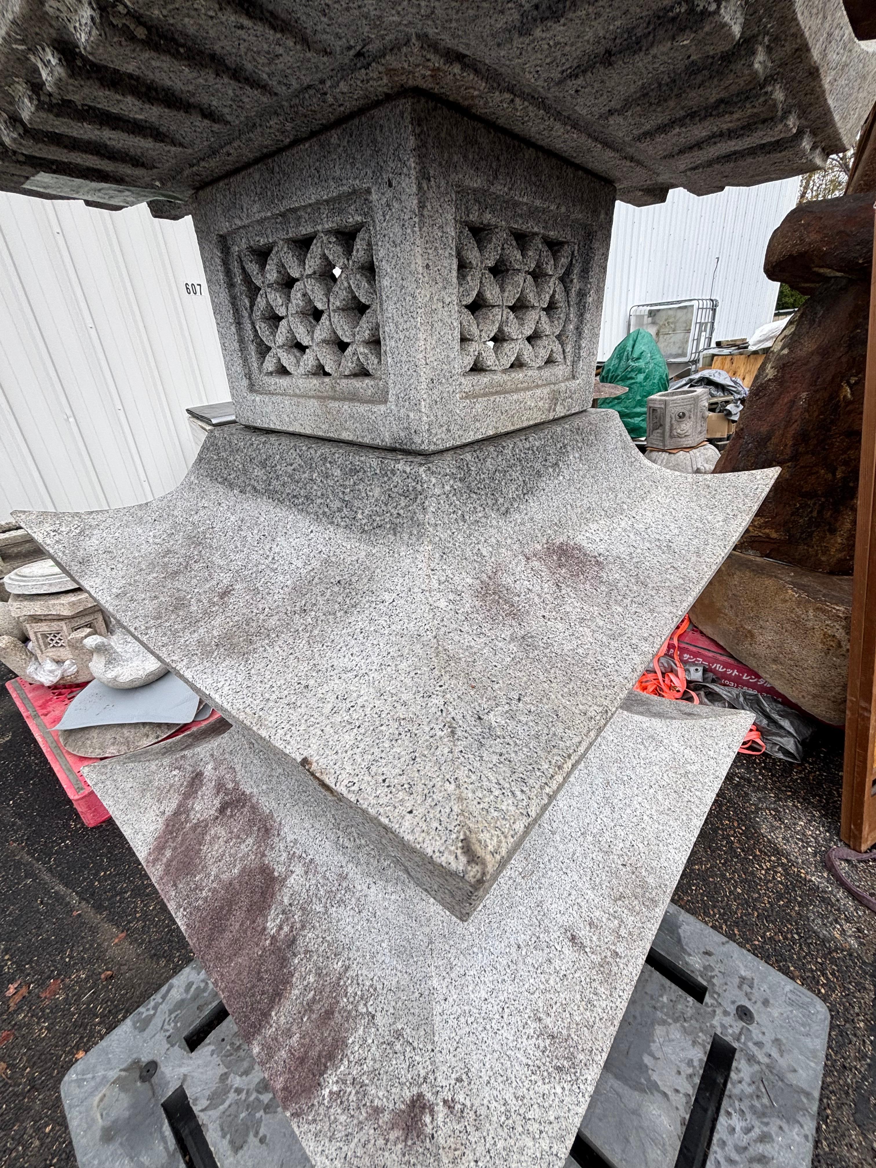 Giapponese  Lanterna Pagoda in granito bianco da 100 pollici - Fine Garden Art in vendita 4
