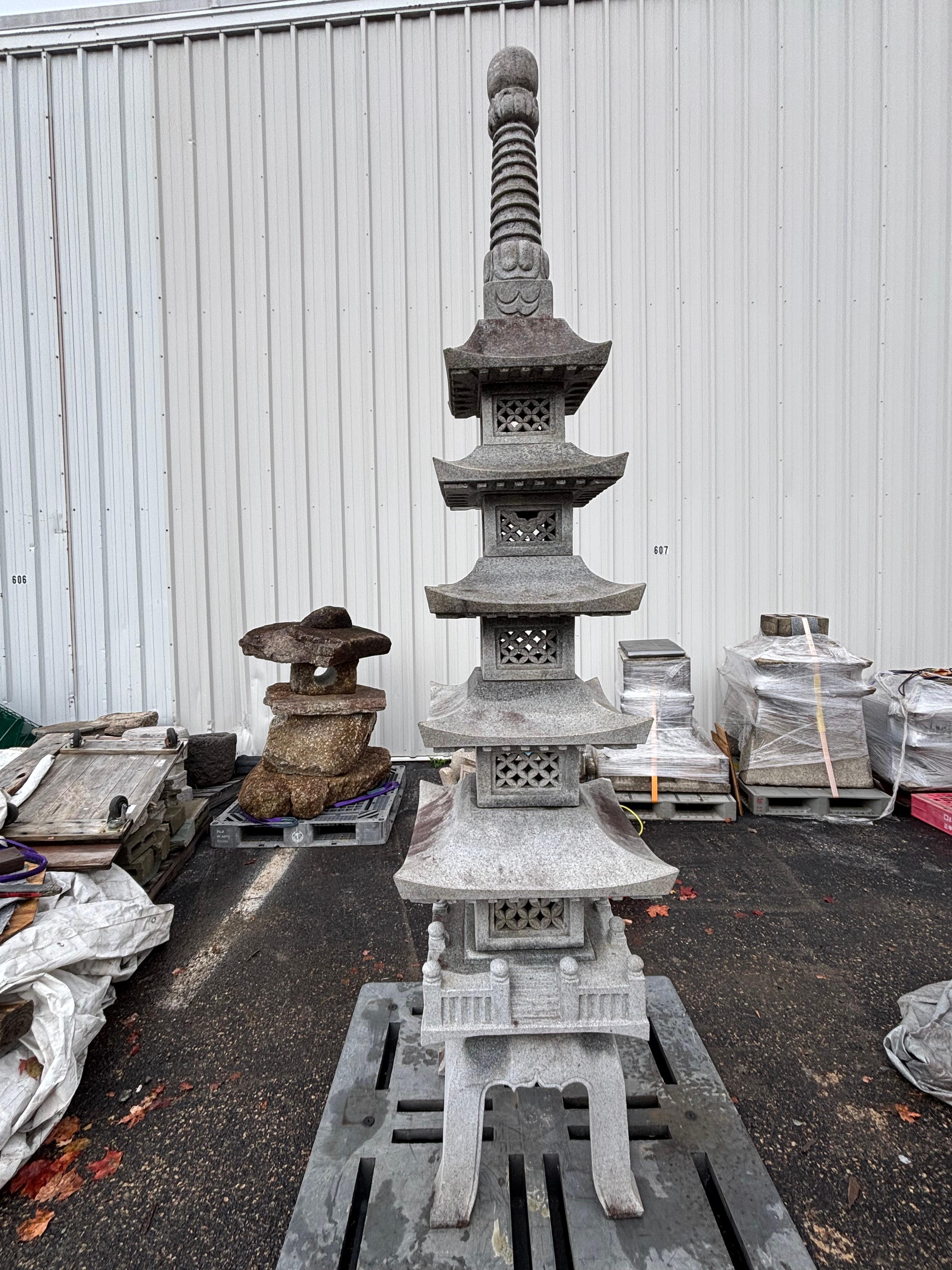 Showa Giapponese  Lanterna Pagoda in granito bianco da 100 pollici - Fine Garden Art in vendita