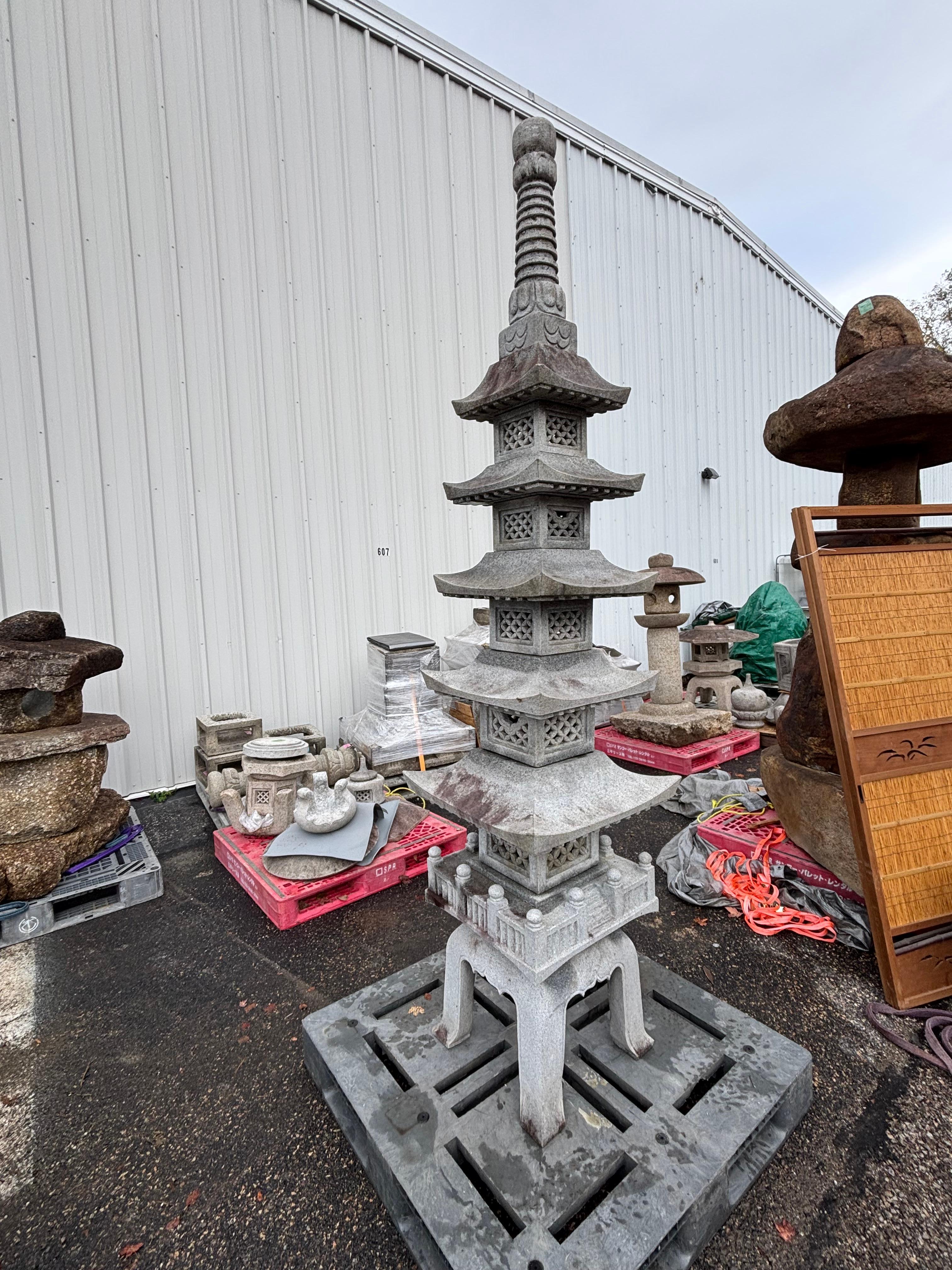 Intagliato a mano Giapponese  Lanterna Pagoda in granito bianco da 100 pollici - Fine Garden Art in vendita