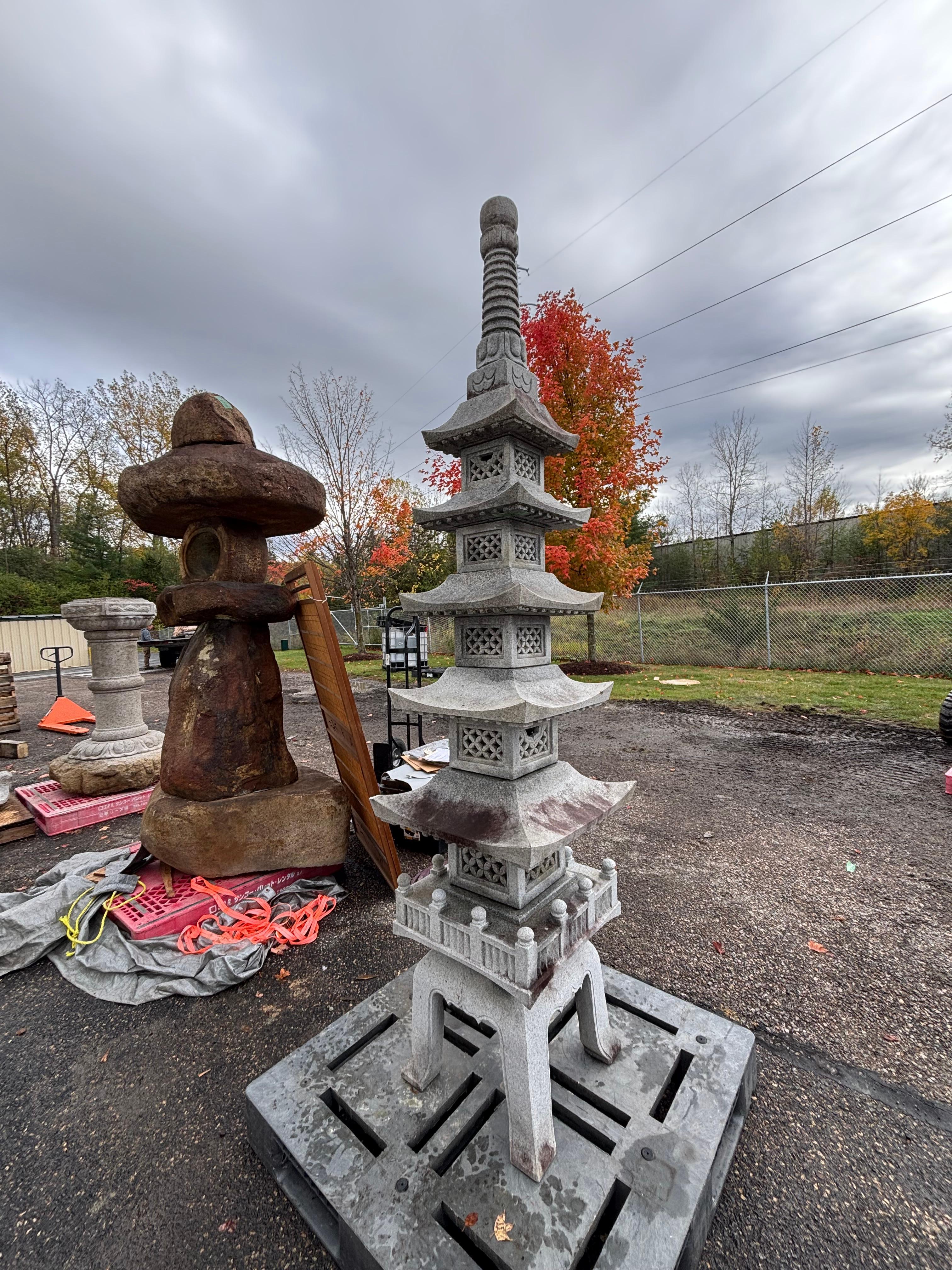 Giapponese  Lanterna Pagoda in granito bianco da 100 pollici - Fine Garden Art In condizioni buone in vendita a South Burlington, VT