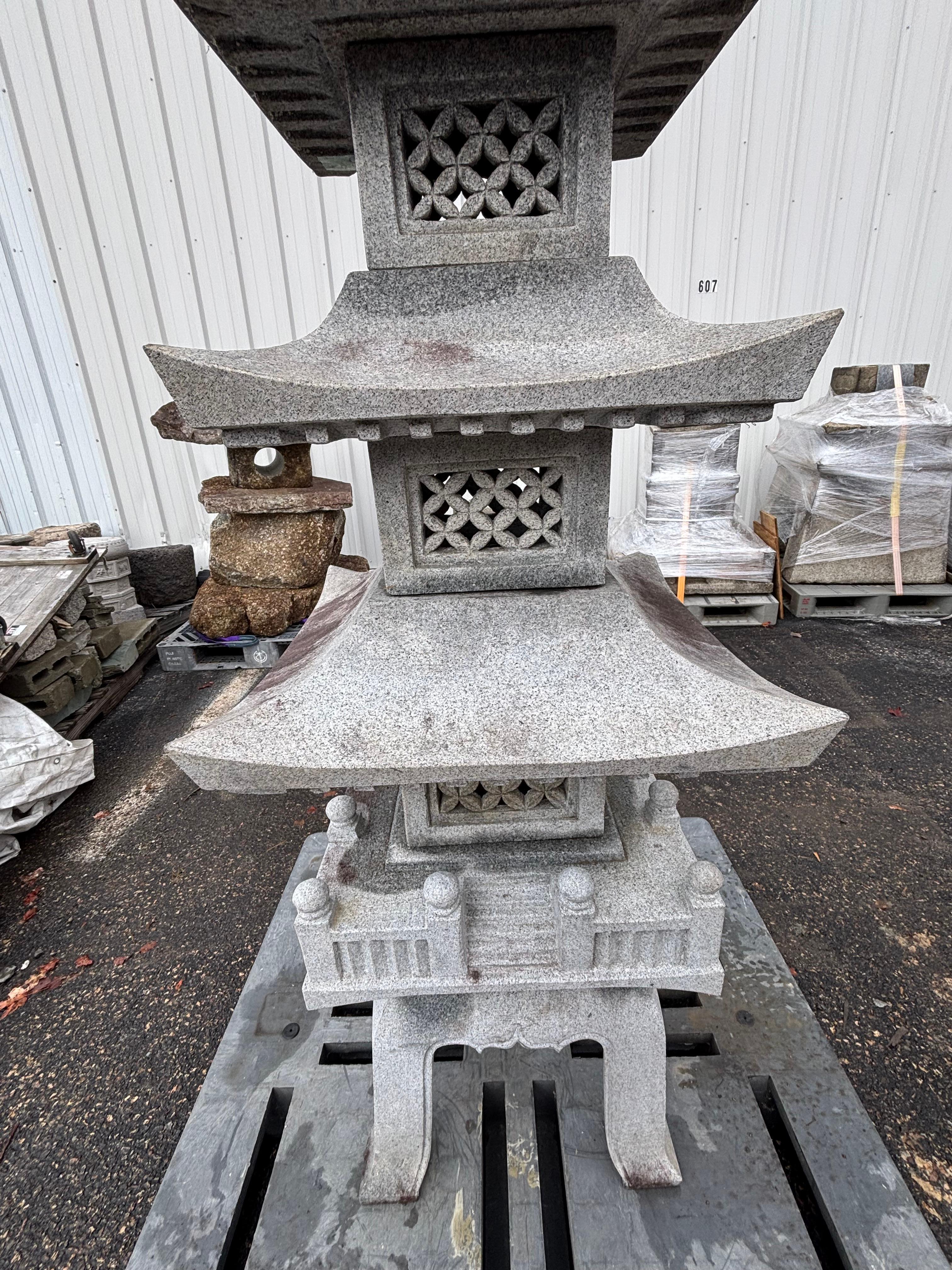 XX secolo Giapponese  Lanterna Pagoda in granito bianco da 100 pollici - Fine Garden Art in vendita