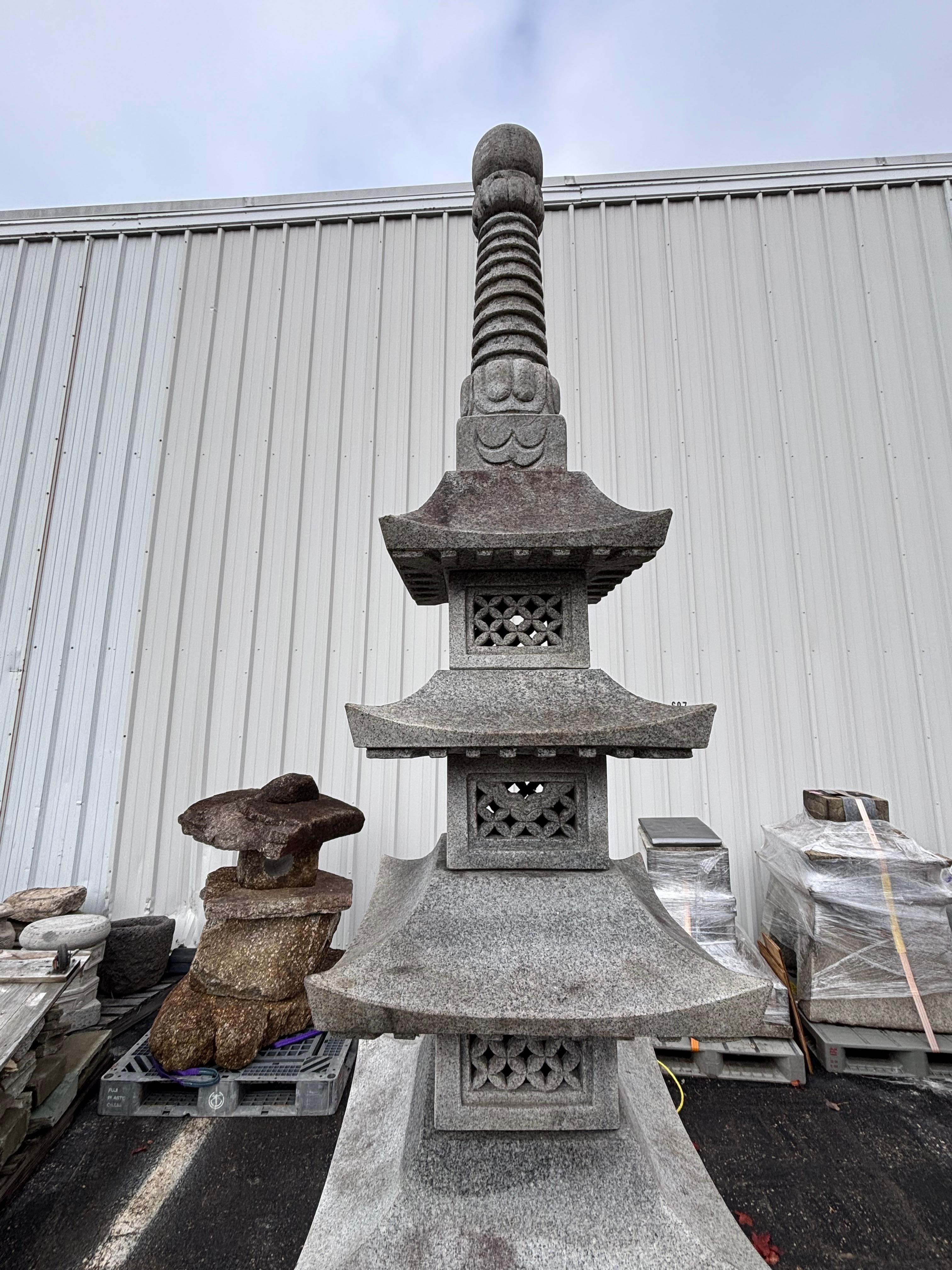 Granito Giapponese  Lanterna Pagoda in granito bianco da 100 pollici - Fine Garden Art in vendita