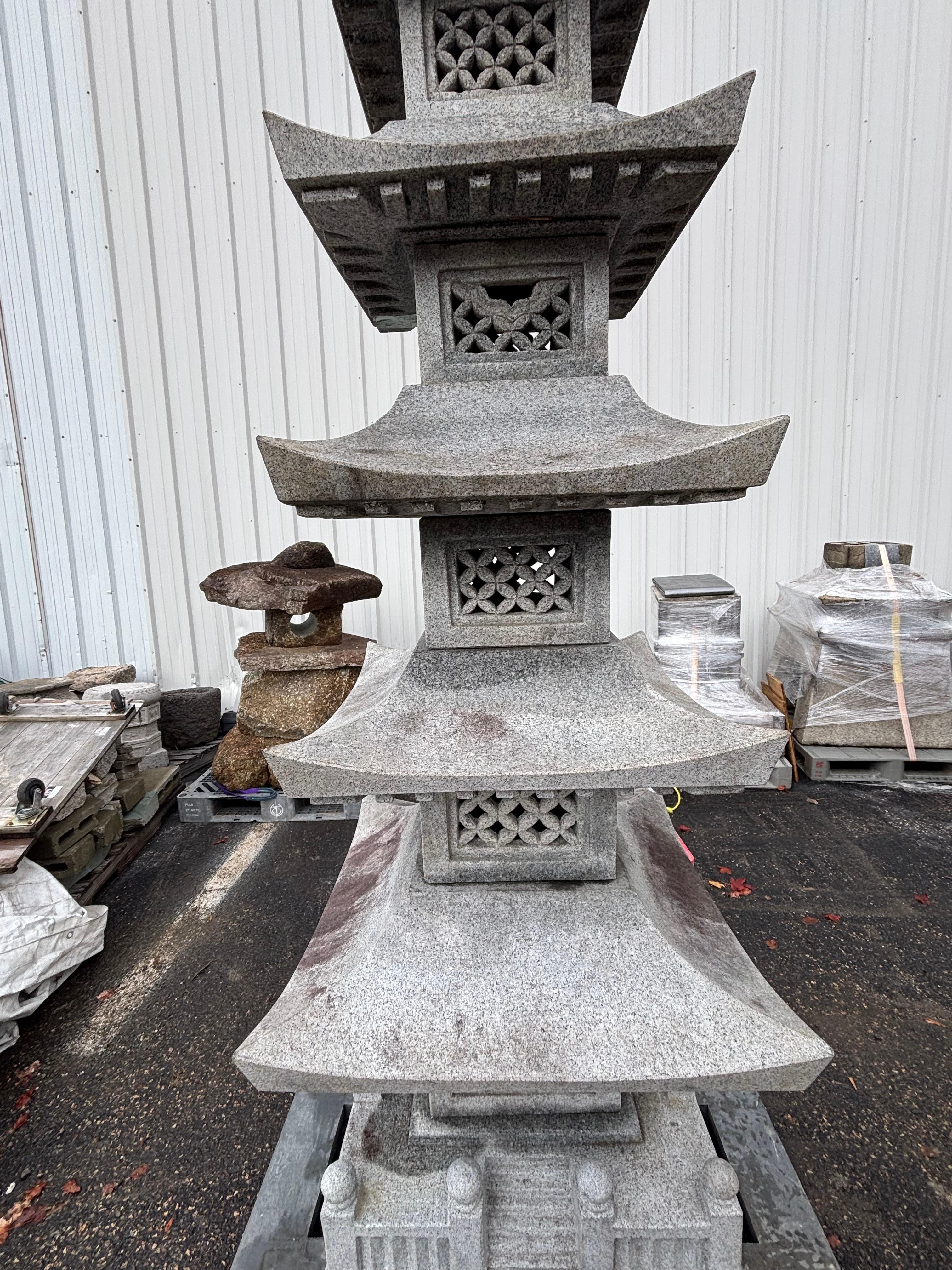 Giapponese  Lanterna Pagoda in granito bianco da 100 pollici - Fine Garden Art in vendita 1