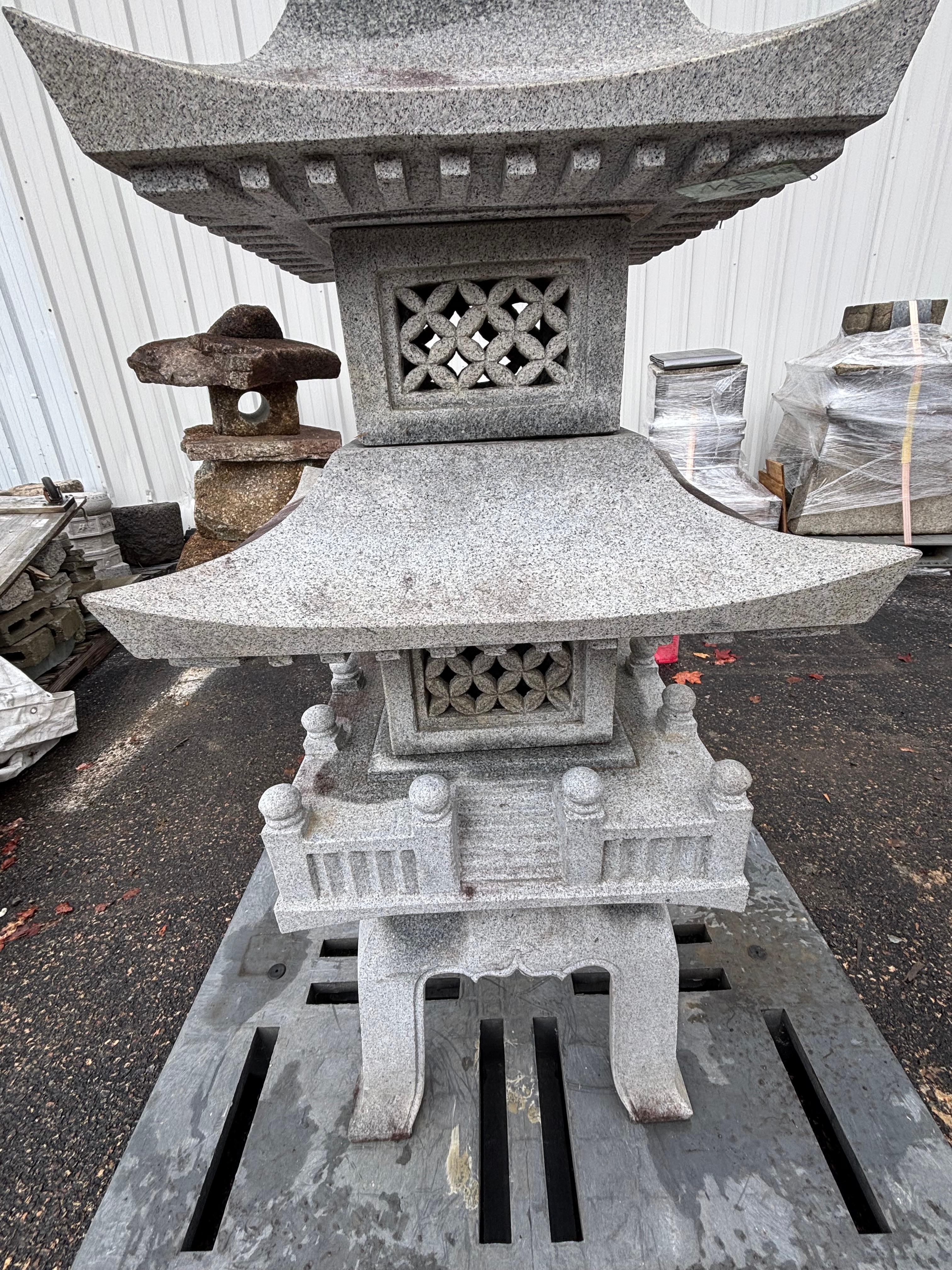 Giapponese  Lanterna Pagoda in granito bianco da 100 pollici - Fine Garden Art in vendita 2