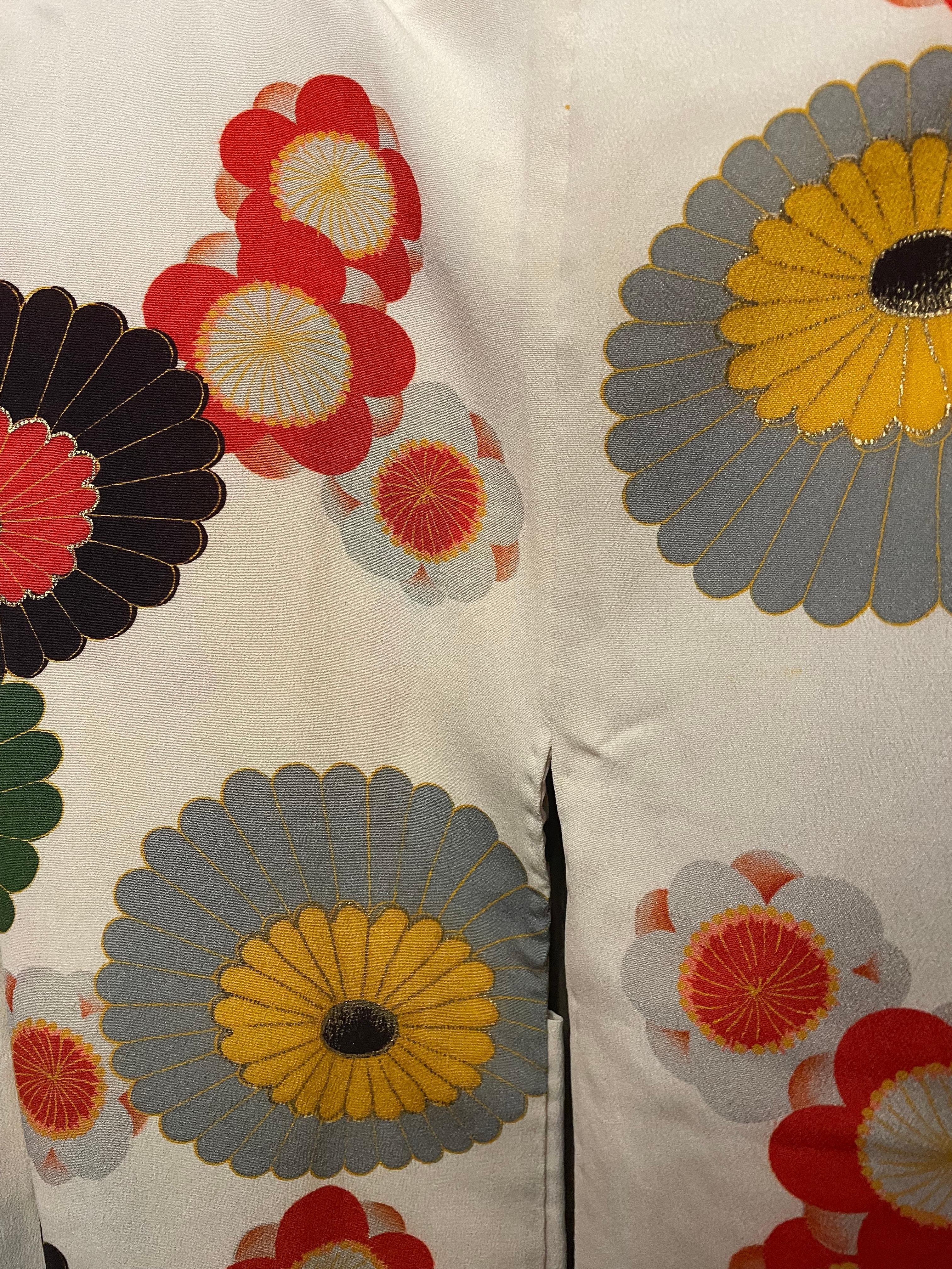 Japonais Veste Haori japonaise en soie blanche avec fleurs colorées des années 1980